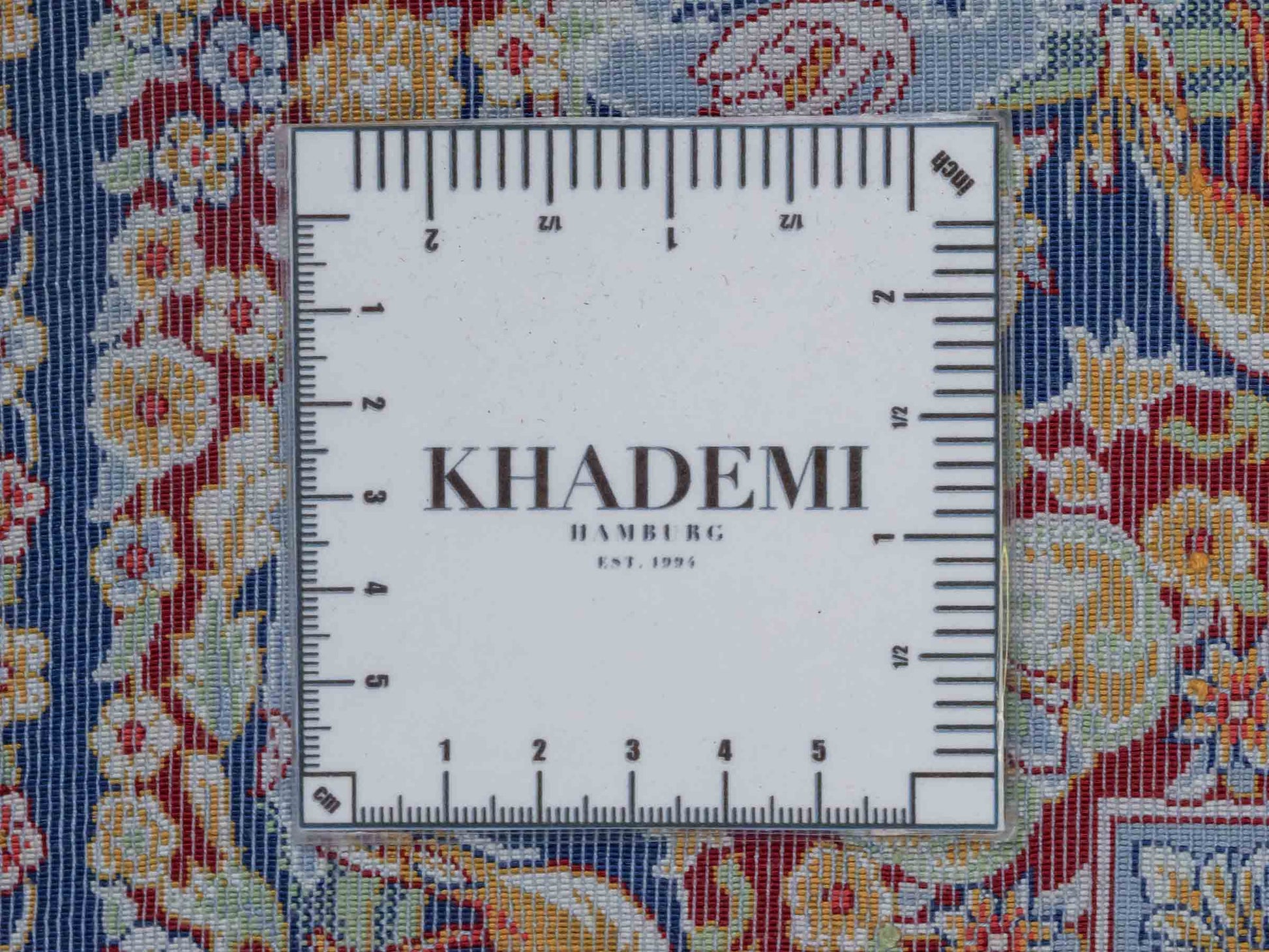 Ghom Maschinenteppich "Banu" 90 x 60 cm aus pflanzlicher Seide (Viskose) mit Jagdmotiv, Marineblau. Teppichnummer: V13NY054H. Persian Luxury Collection by Khademi. Made in Iran / Persia – Vertrieb durch JUPITER Intl.