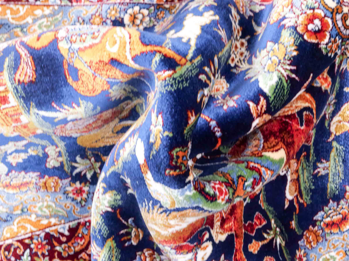 Ghom Maschinenteppich "Banu" 90 x 60 cm aus pflanzlicher Seide (Viskose) mit Jagdmotiv, Marineblau. Teppichnummer: V13NY054H. Persian Luxury Collection by Khademi. Made in Iran / Persia – Vertrieb durch JUPITER Intl.