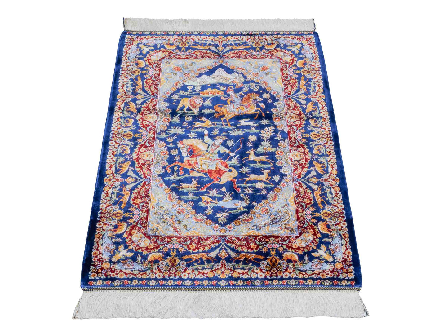Ghom Maschinenteppich "Banu" 90 x 60 cm aus pflanzlicher Seide (Viskose) mit Jagdmotiv, Marineblau. Teppichnummer: V13NY054H. Persian Luxury Collection by Khademi. Made in Iran / Persia – Vertrieb durch JUPITER Intl.