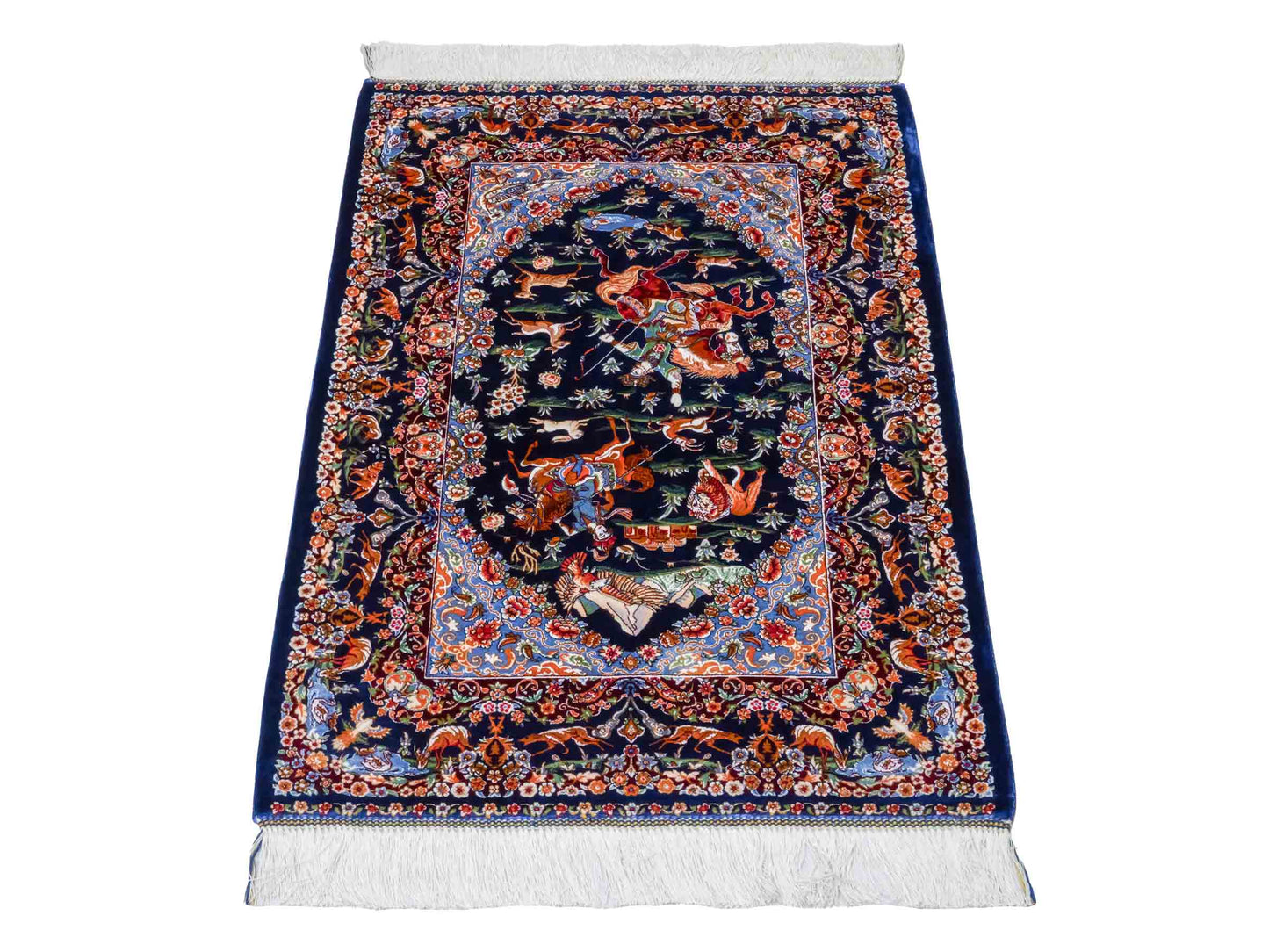 Ghom Maschinenteppich "Banu" 90 x 60 cm aus pflanzlicher Seide (Viskose) mit Jagdmotiv, Marineblau. Teppichnummer: V13NY054H. Persian Luxury Collection by Khademi. Made in Iran / Persia – Vertrieb durch JUPITER Intl.