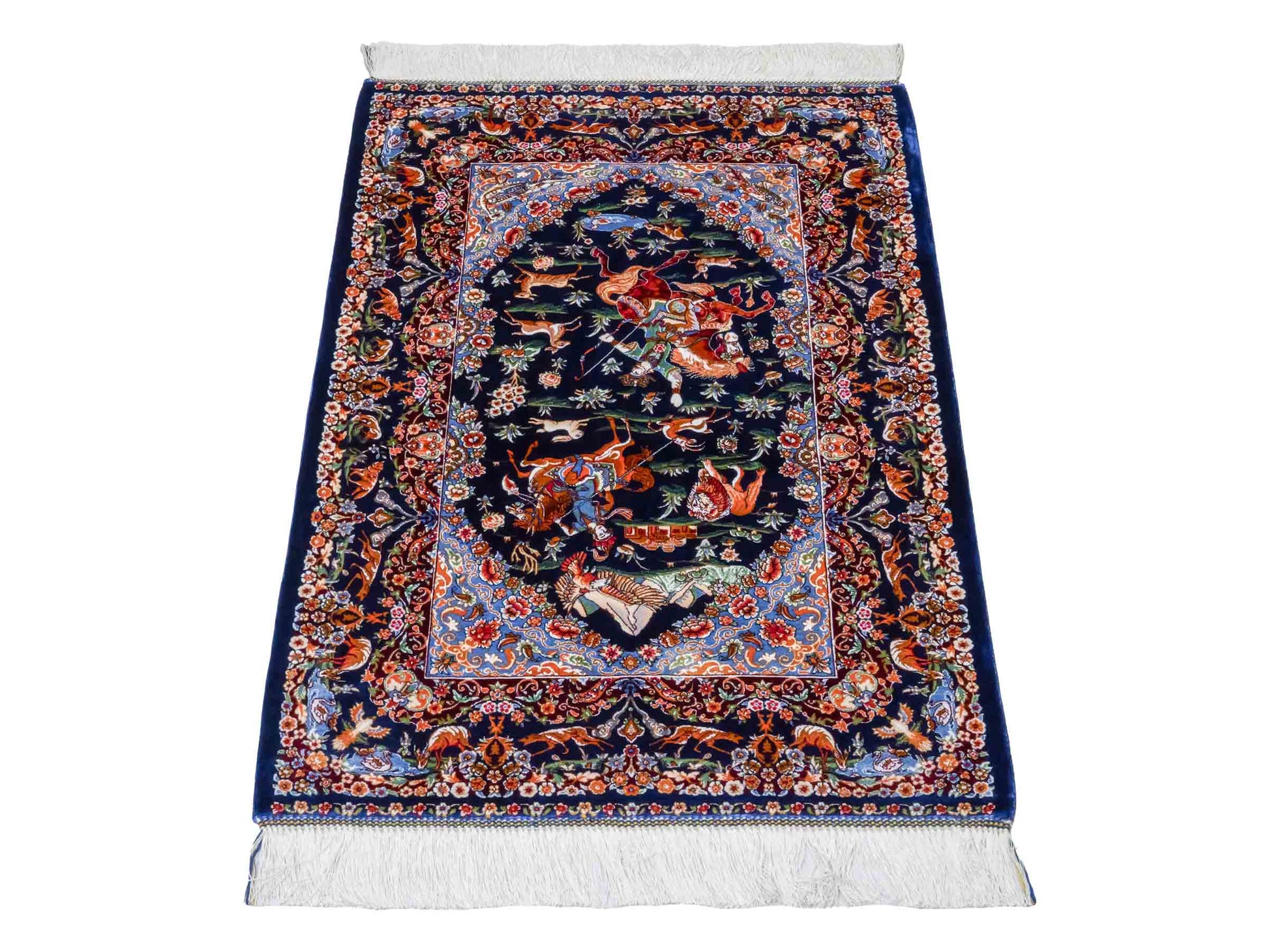 Ghom Maschinenteppich "Banu" 90 x 60 cm aus pflanzlicher Seide (Viskose) mit Jagdmotiv, Marineblau. Teppichnummer: V13NY054H. Persian Luxury Collection by Khademi. Made in Iran / Persia – Vertrieb durch JUPITER Intl.