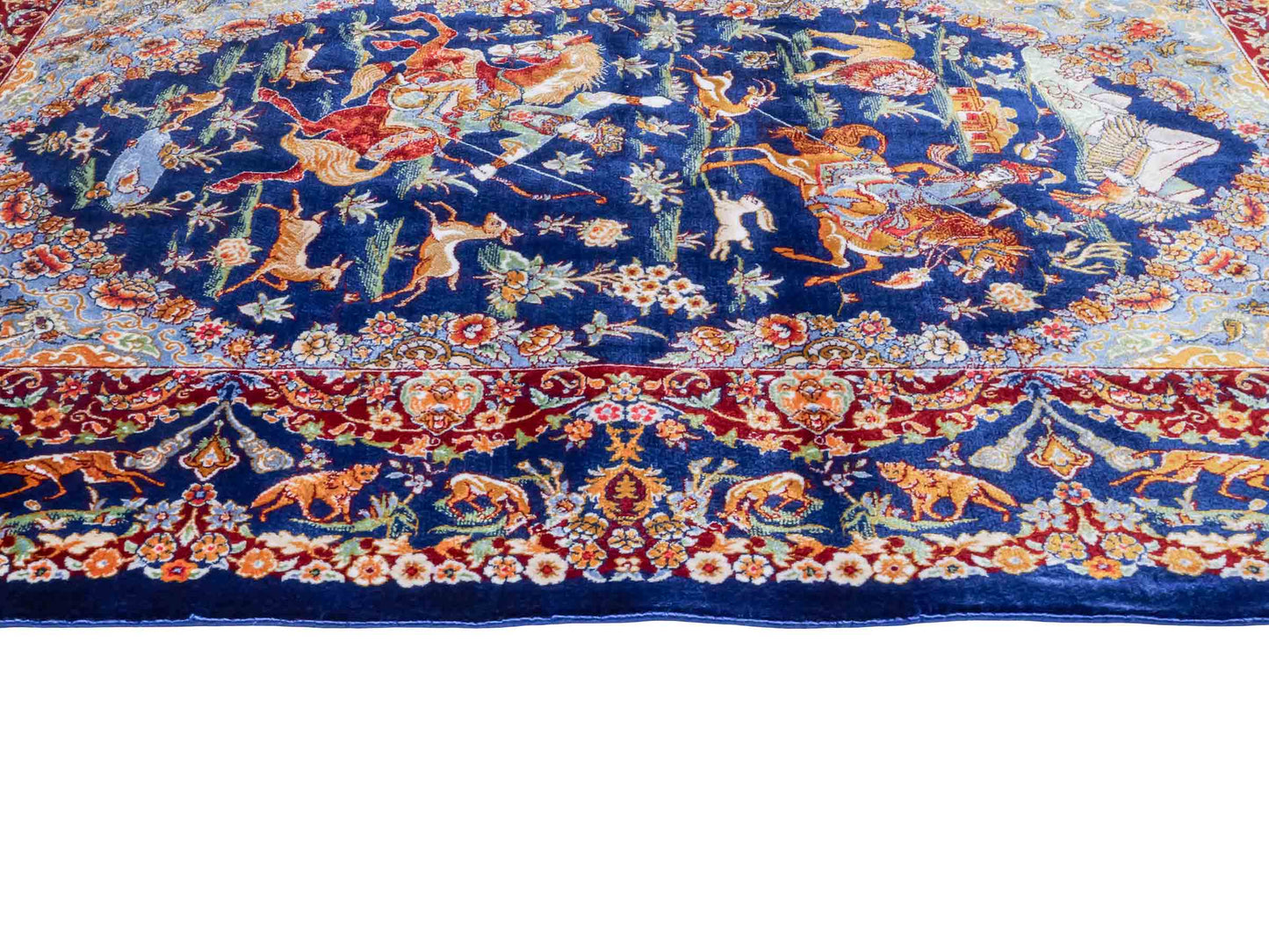 Ghom Maschinenteppich "Banu" 90 x 60 cm aus pflanzlicher Seide (Viskose) mit Jagdmotiv, Marineblau. Teppichnummer: V13NY054H. Persian Luxury Collection by Khademi. Made in Iran / Persia – Vertrieb durch JUPITER Intl.