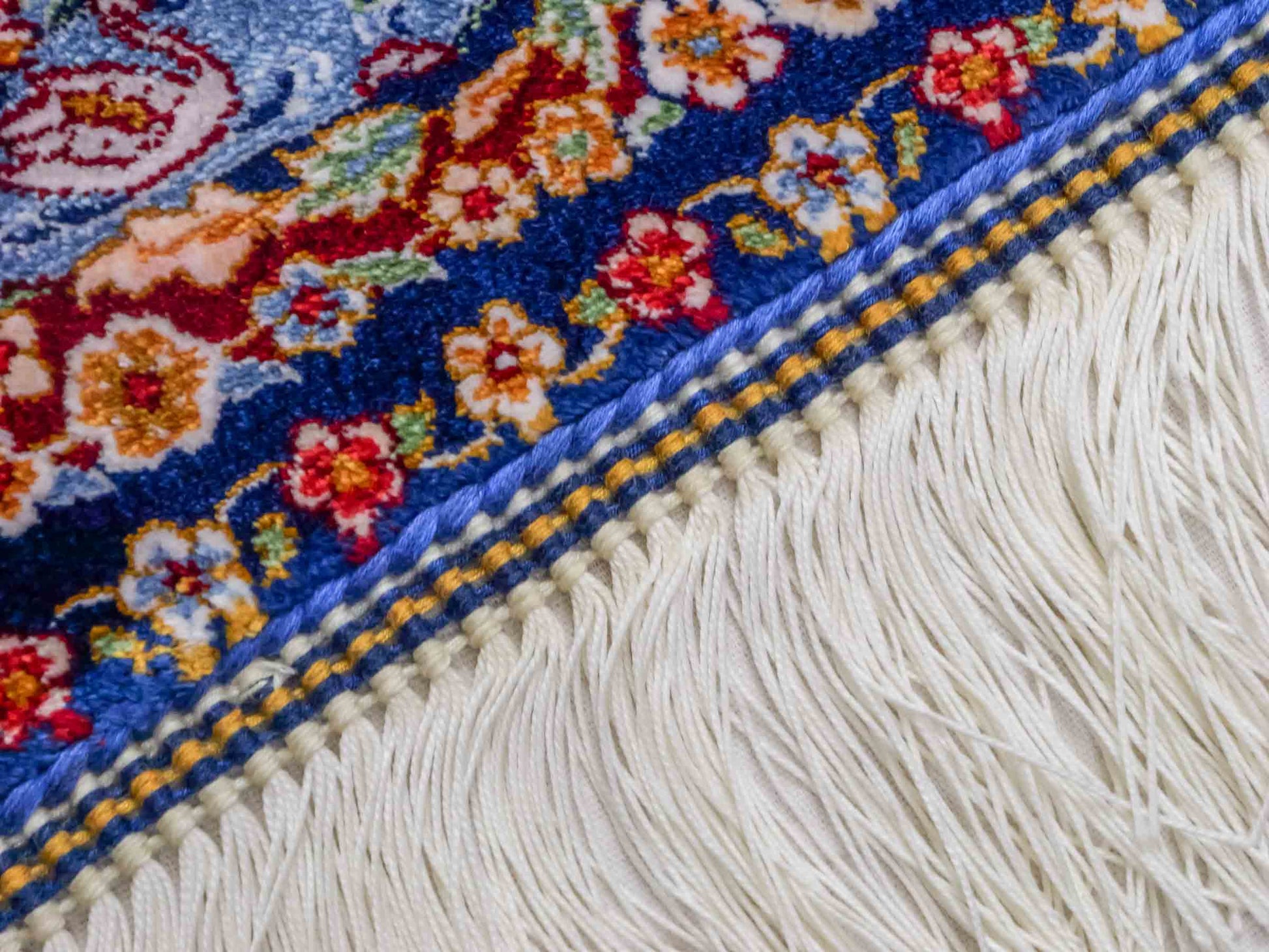 Ghom Maschinenteppich "Banu" 90 x 60 cm aus pflanzlicher Seide (Viskose) mit Jagdmotiv, Marineblau. Teppichnummer: V13NY054H. Persian Luxury Collection by Khademi. Made in Iran / Persia – Vertrieb durch JUPITER Intl.