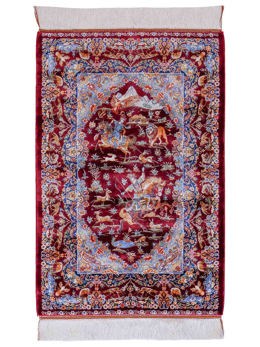 Ghom Maschinenteppich "Banu" 90 x 60 cm, mit Jagdmotiv, Rot, aus pflanzlicher Seide (Viskose), Hand-Finished. Teppichnummer: V13RD054H. Persian Luxury Collection by Khademi. Made in Iran / Persia – Vertrieb durch JUPITER Intl.