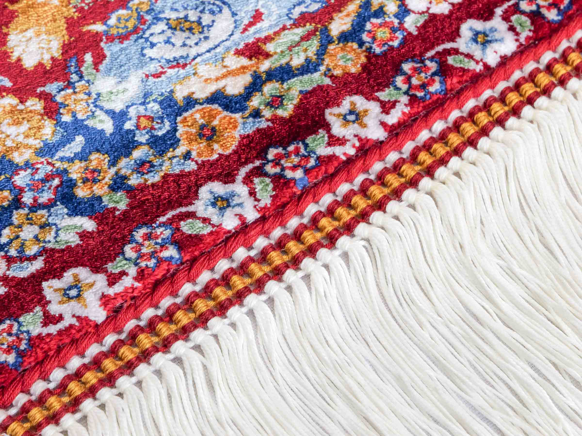 Ghom Maschinenteppich "Banu" 90 x 60 cm, mit Jagdmotiv, Rot, aus pflanzlicher Seide (Viskose), Hand-Finished. Teppichnummer: V13RD054H. Persian Luxury Collection by Khademi. Made in Iran / Persia – Vertrieb durch JUPITER Intl.