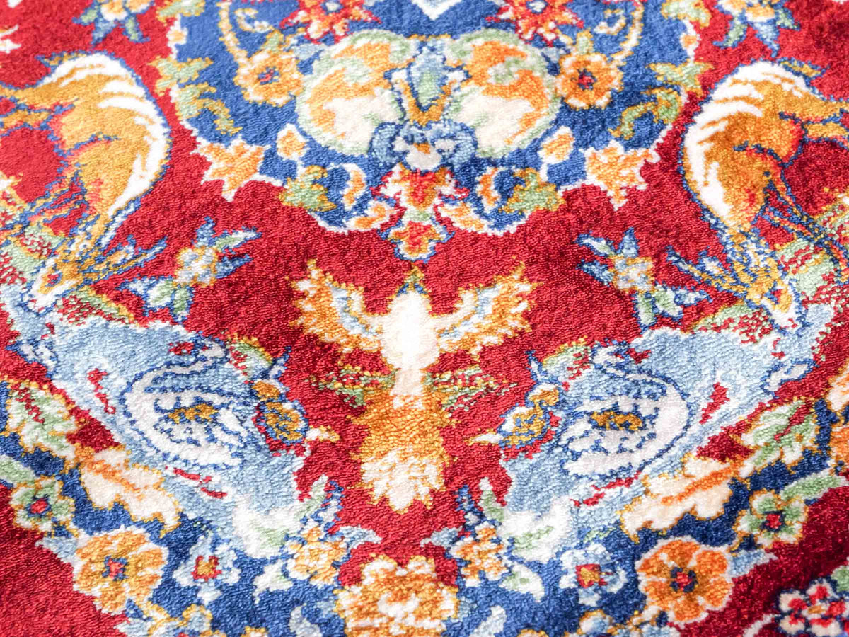Ghom Maschinenteppich "Banu" 90 x 60 cm, mit Jagdmotiv, Rot, aus pflanzlicher Seide (Viskose), Hand-Finished. Teppichnummer: V13RD054H. Persian Luxury Collection by Khademi. Made in Iran / Persia – Vertrieb durch JUPITER Intl.
