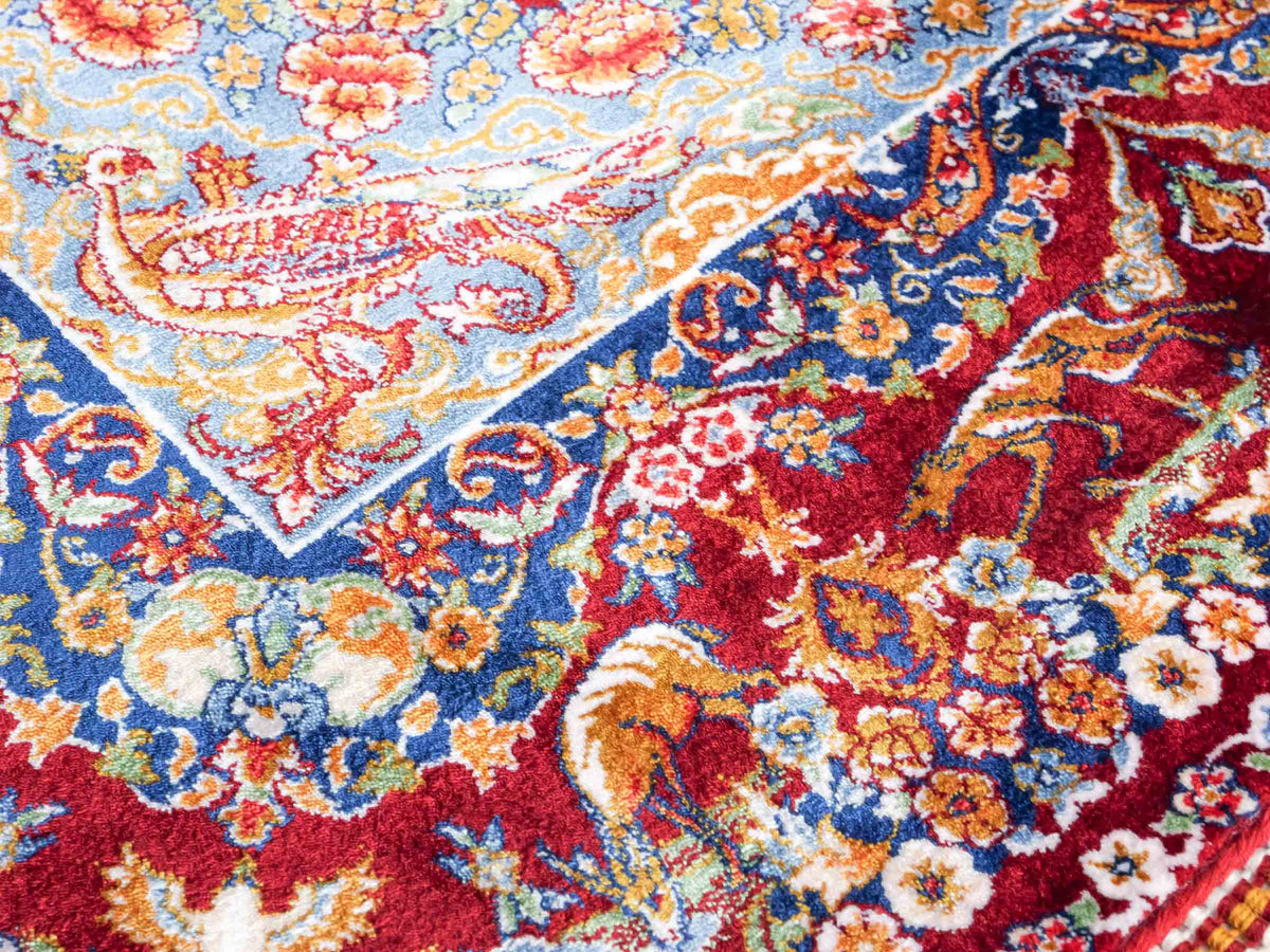 Ghom Maschinenteppich "Banu" 90 x 60 cm, mit Jagdmotiv, Rot, aus pflanzlicher Seide (Viskose), Hand-Finished. Teppichnummer: V13RD054H. Persian Luxury Collection by Khademi. Made in Iran / Persia – Vertrieb durch JUPITER Intl.