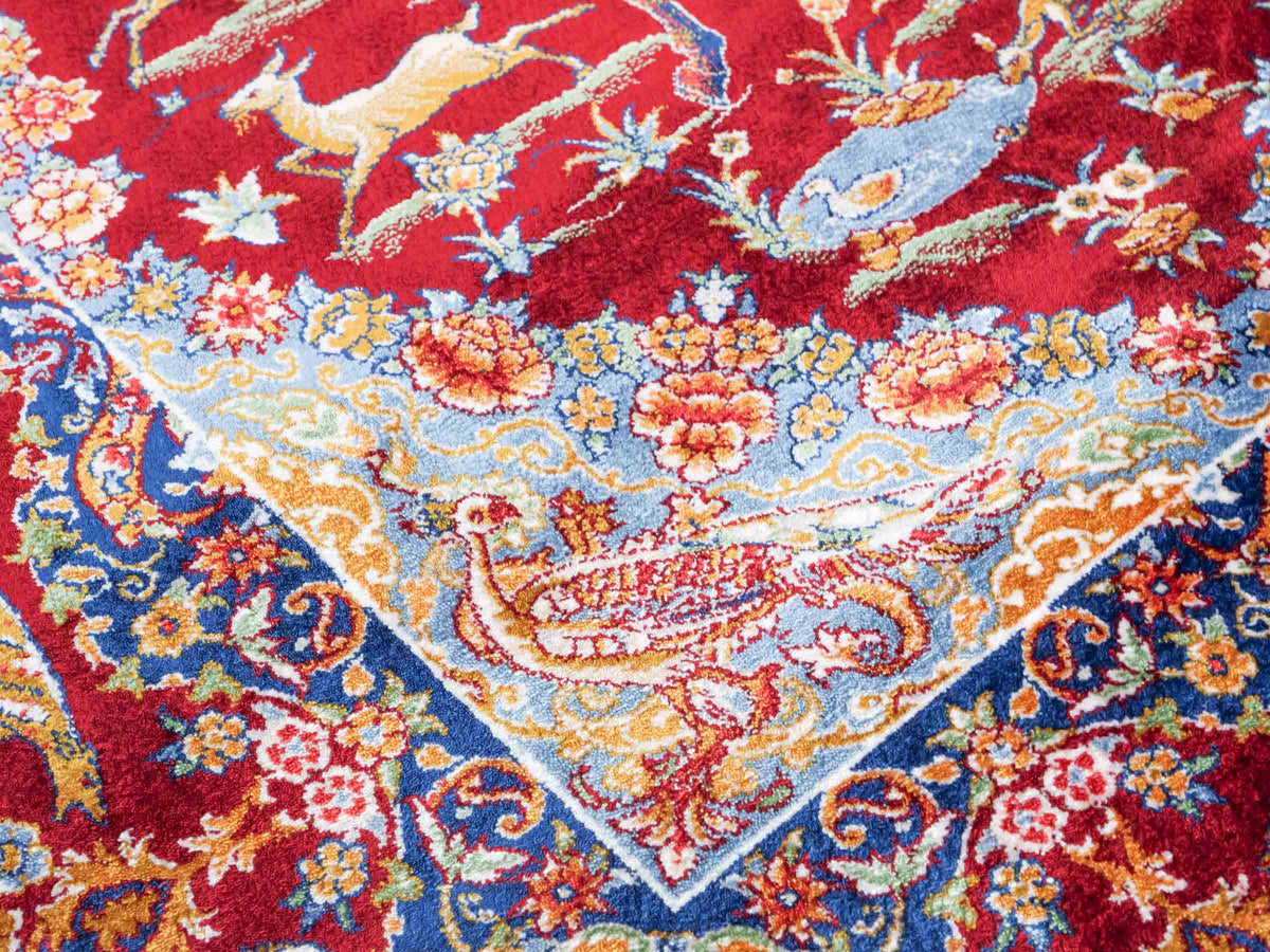 Ghom Maschinenteppich "Banu" 90 x 60 cm, mit Jagdmotiv, Rot, aus pflanzlicher Seide (Viskose), Hand-Finished. Teppichnummer: V13RD054H. Persian Luxury Collection by Khademi. Made in Iran / Persia – Vertrieb durch JUPITER Intl.