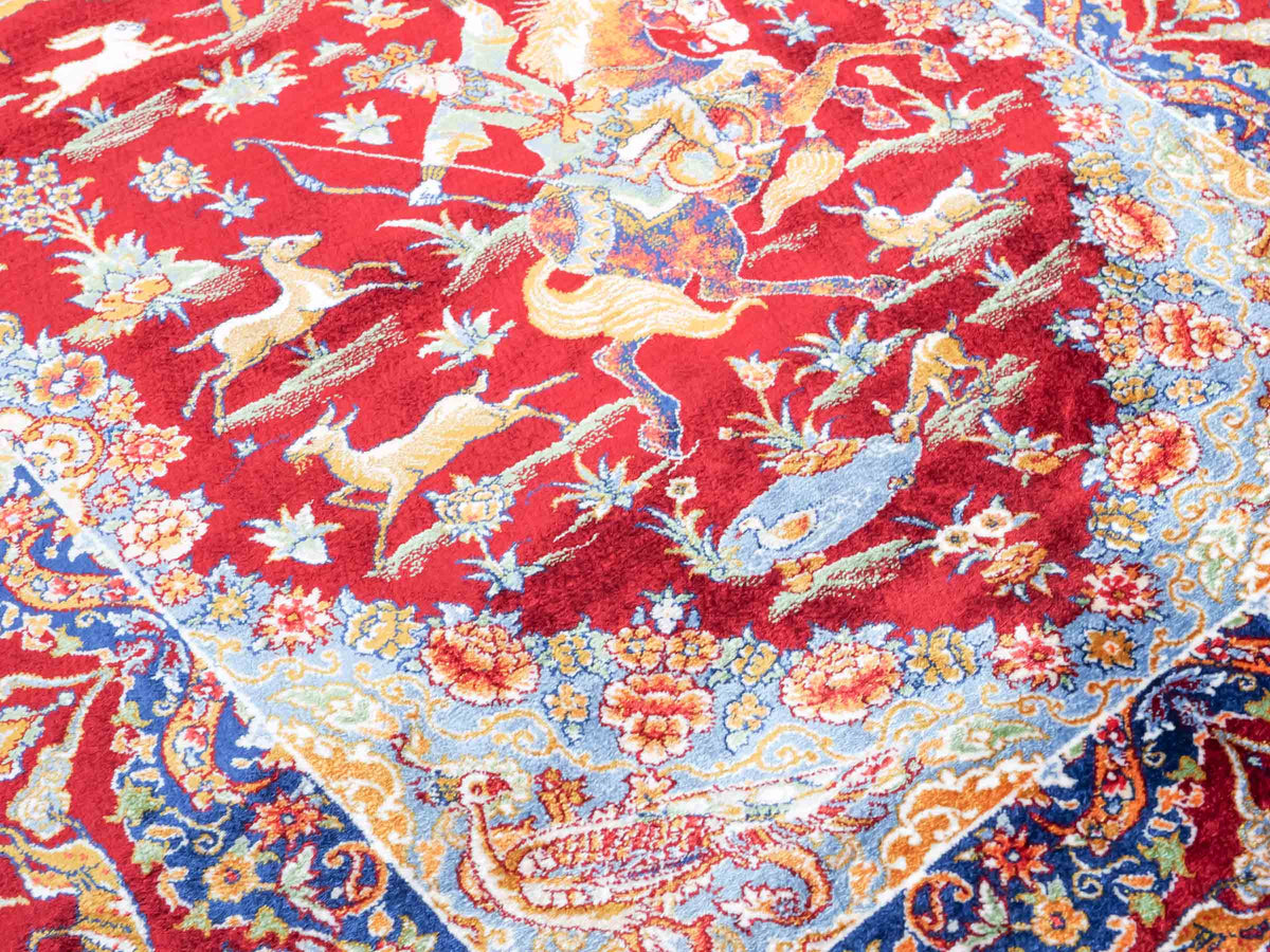Ghom Maschinenteppich "Banu" 90 x 60 cm, mit Jagdmotiv, Rot, aus pflanzlicher Seide (Viskose), Hand-Finished. Teppichnummer: V13RD054H. Persian Luxury Collection by Khademi. Made in Iran / Persia – Vertrieb durch JUPITER Intl.