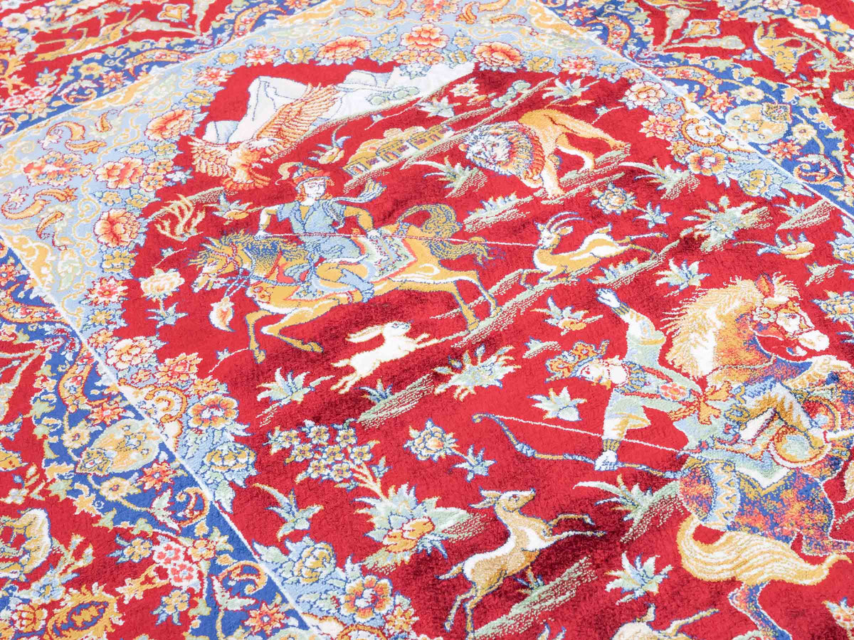 Ghom Maschinenteppich "Banu" 90 x 60 cm, mit Jagdmotiv, Rot, aus pflanzlicher Seide (Viskose), Hand-Finished. Teppichnummer: V13RD054H. Persian Luxury Collection by Khademi. Made in Iran / Persia – Vertrieb durch JUPITER Intl.