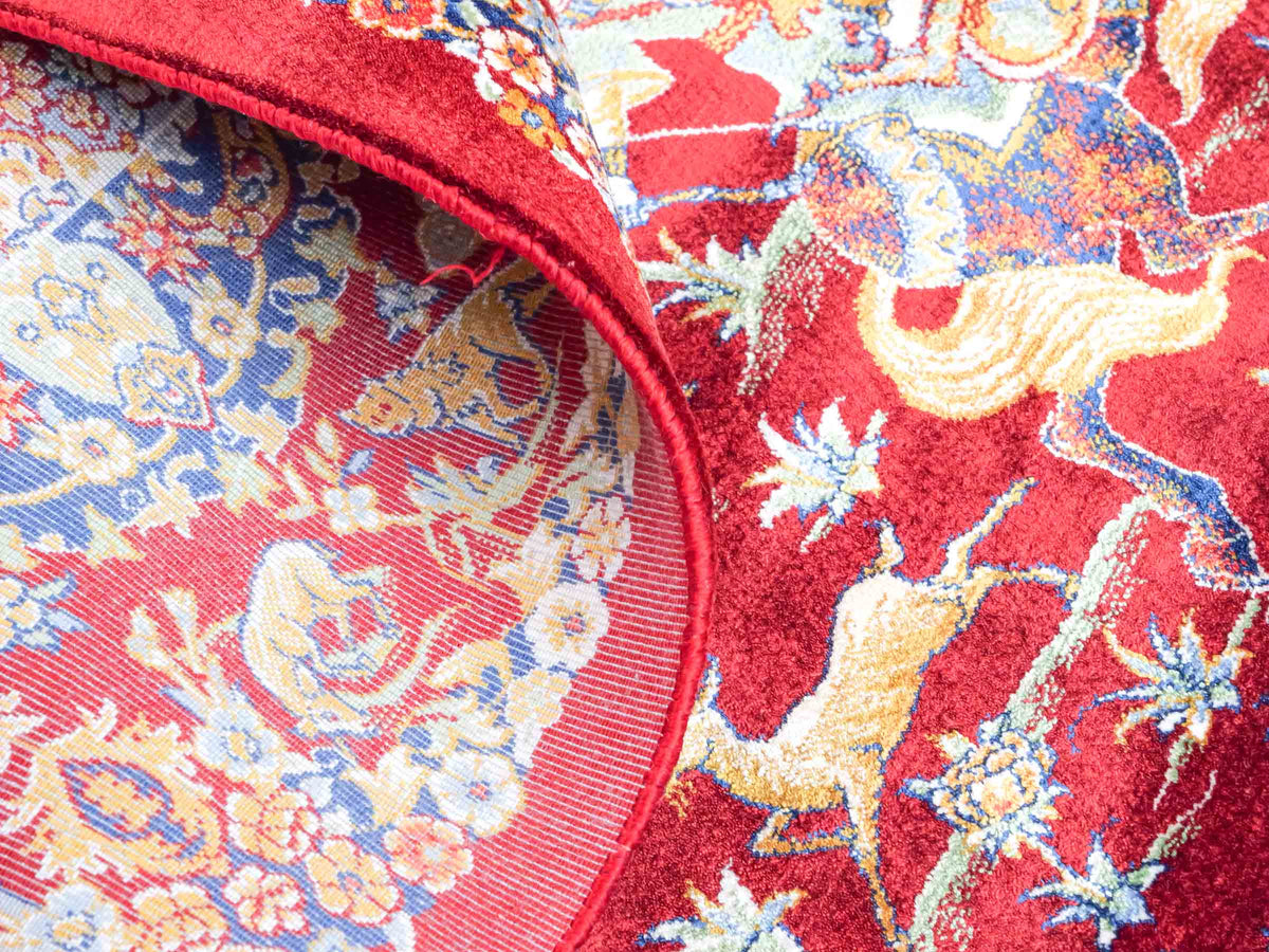 Ghom Maschinenteppich "Banu" 90 x 60 cm, mit Jagdmotiv, Rot, aus pflanzlicher Seide (Viskose), Hand-Finished. Teppichnummer: V13RD054H. Persian Luxury Collection by Khademi. Made in Iran / Persia – Vertrieb durch JUPITER Intl.