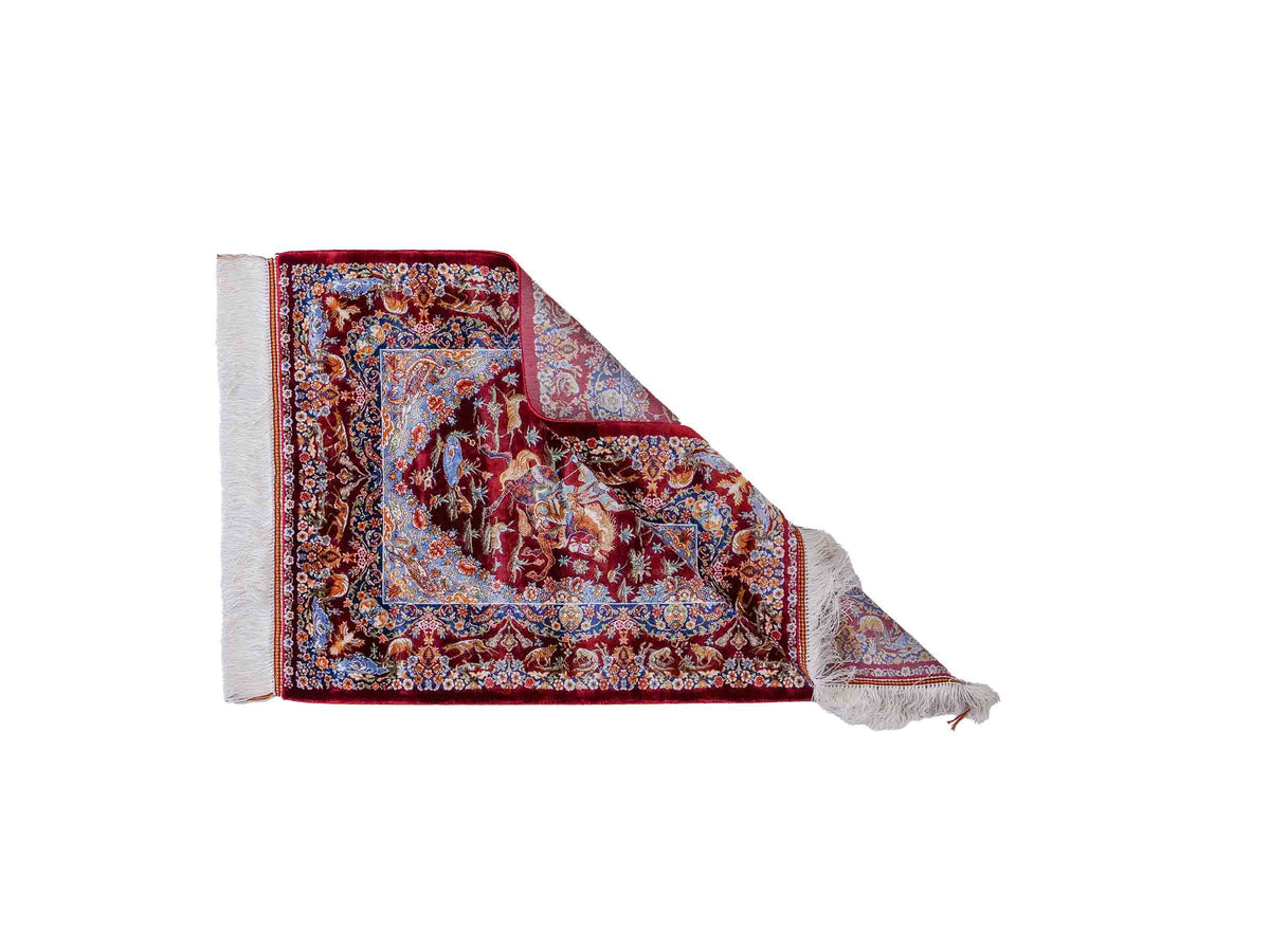 Ghom Maschinenteppich "Banu" 90 x 60 cm, mit Jagdmotiv, Rot, aus pflanzlicher Seide (Viskose), Hand-Finished. Teppichnummer: V13RD054H. Persian Luxury Collection by Khademi. Made in Iran / Persia – Vertrieb durch JUPITER Intl.