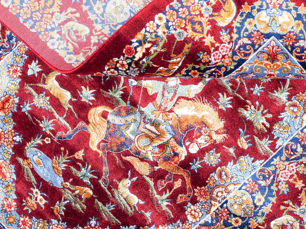 Ghom Maschinenteppich "Banu" 90 x 60 cm, mit Jagdmotiv, Rot, aus pflanzlicher Seide (Viskose), Hand-Finished. Teppichnummer: V13RD054H. Persian Luxury Collection by Khademi. Made in Iran / Persia – Vertrieb durch JUPITER Intl.