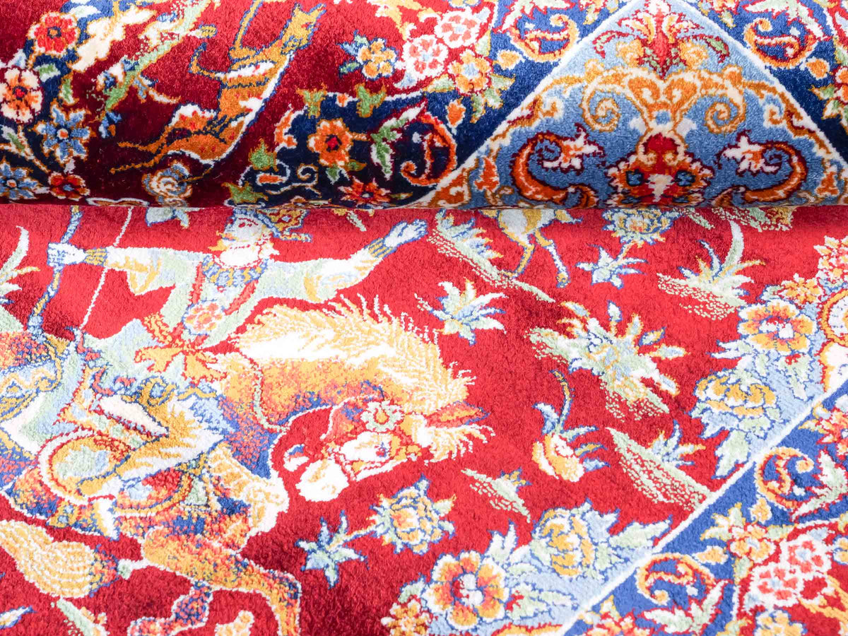 Ghom Maschinenteppich "Banu" 90 x 60 cm, mit Jagdmotiv, Rot, aus pflanzlicher Seide (Viskose), Hand-Finished. Teppichnummer: V13RD054H. Persian Luxury Collection by Khademi. Made in Iran / Persia – Vertrieb durch JUPITER Intl.