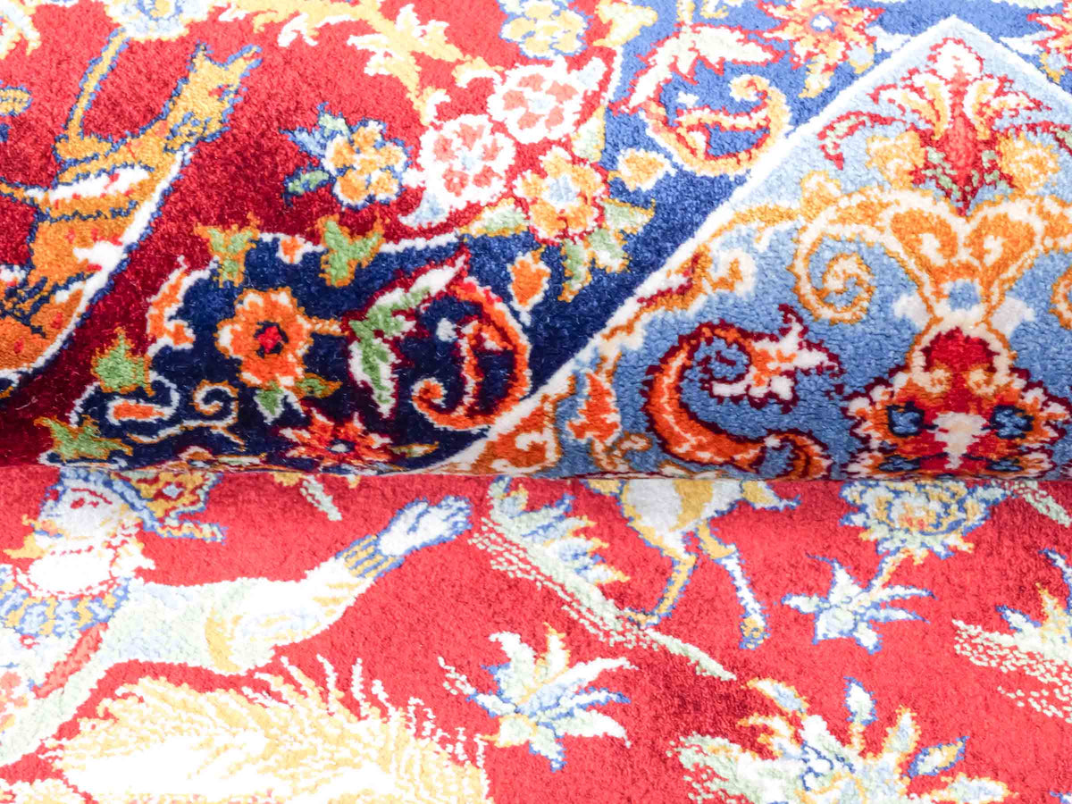 Ghom Maschinenteppich "Banu" 90 x 60 cm, mit Jagdmotiv, Rot, aus pflanzlicher Seide (Viskose), Hand-Finished. Teppichnummer: V13RD054H. Persian Luxury Collection by Khademi. Made in Iran / Persia – Vertrieb durch JUPITER Intl.