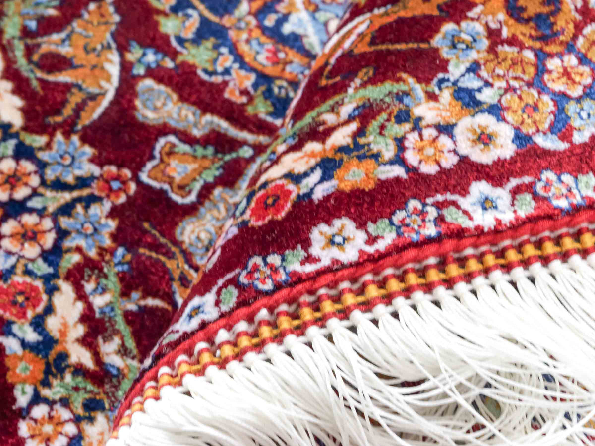 Ghom Maschinenteppich "Banu" 90 x 60 cm, mit Jagdmotiv, Rot, aus pflanzlicher Seide (Viskose), Hand-Finished. Teppichnummer: V13RD054H. Persian Luxury Collection by Khademi. Made in Iran / Persia – Vertrieb durch JUPITER Intl.