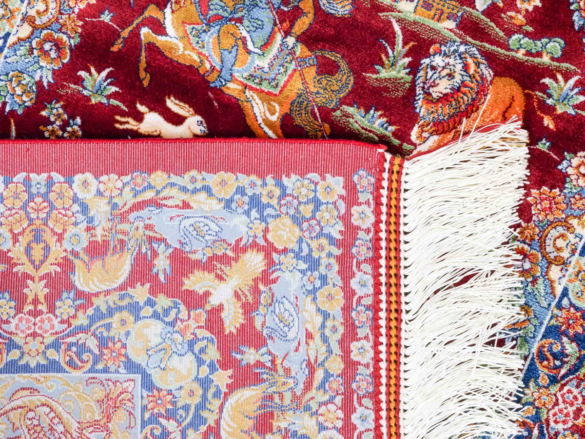Ghom Maschinenteppich "Banu" 90 x 60 cm, mit Jagdmotiv, Rot, aus pflanzlicher Seide (Viskose), Hand-Finished. Teppichnummer: V13RD054H. Persian Luxury Collection by Khademi. Made in Iran / Persia – Vertrieb durch JUPITER Intl.