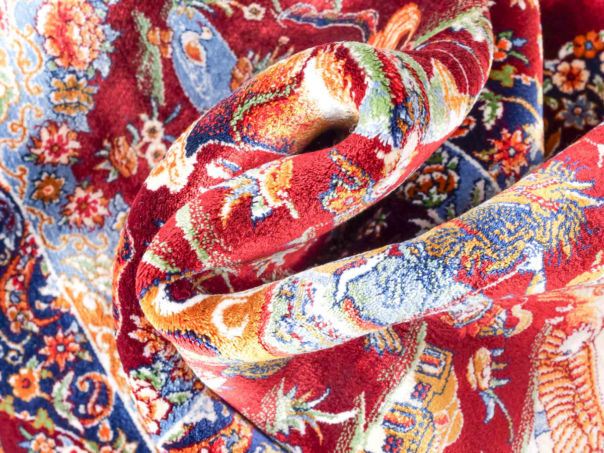 Ghom Maschinenteppich "Banu" 90 x 60 cm, mit Jagdmotiv, Rot, aus pflanzlicher Seide (Viskose), Hand-Finished. Teppichnummer: V13RD054H. Persian Luxury Collection by Khademi. Made in Iran / Persia – Vertrieb durch JUPITER Intl.