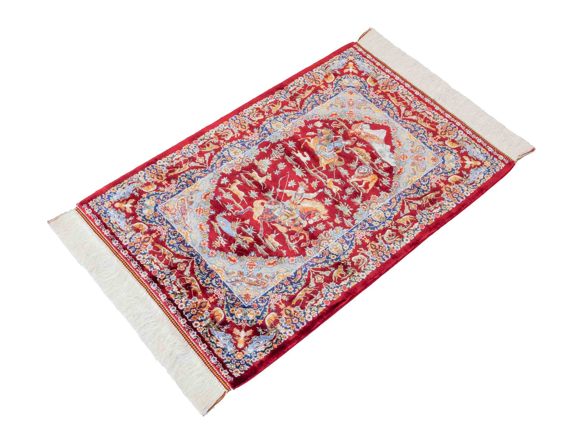 Ghom Maschinenteppich "Banu" 90 x 60 cm, mit Jagdmotiv, Rot, aus pflanzlicher Seide (Viskose), Hand-Finished. Teppichnummer: V13RD054H. Persian Luxury Collection by Khademi. Made in Iran / Persia – Vertrieb durch JUPITER Intl.
