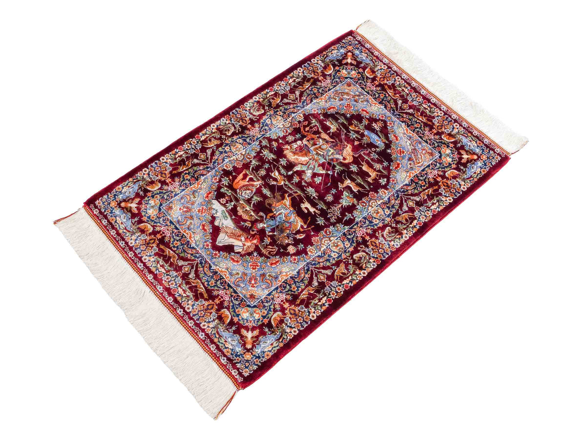 Ghom Maschinenteppich "Banu" 90 x 60 cm, mit Jagdmotiv, Rot, aus pflanzlicher Seide (Viskose), Hand-Finished. Teppichnummer: V13RD054H. Persian Luxury Collection by Khademi. Made in Iran / Persia – Vertrieb durch JUPITER Intl.