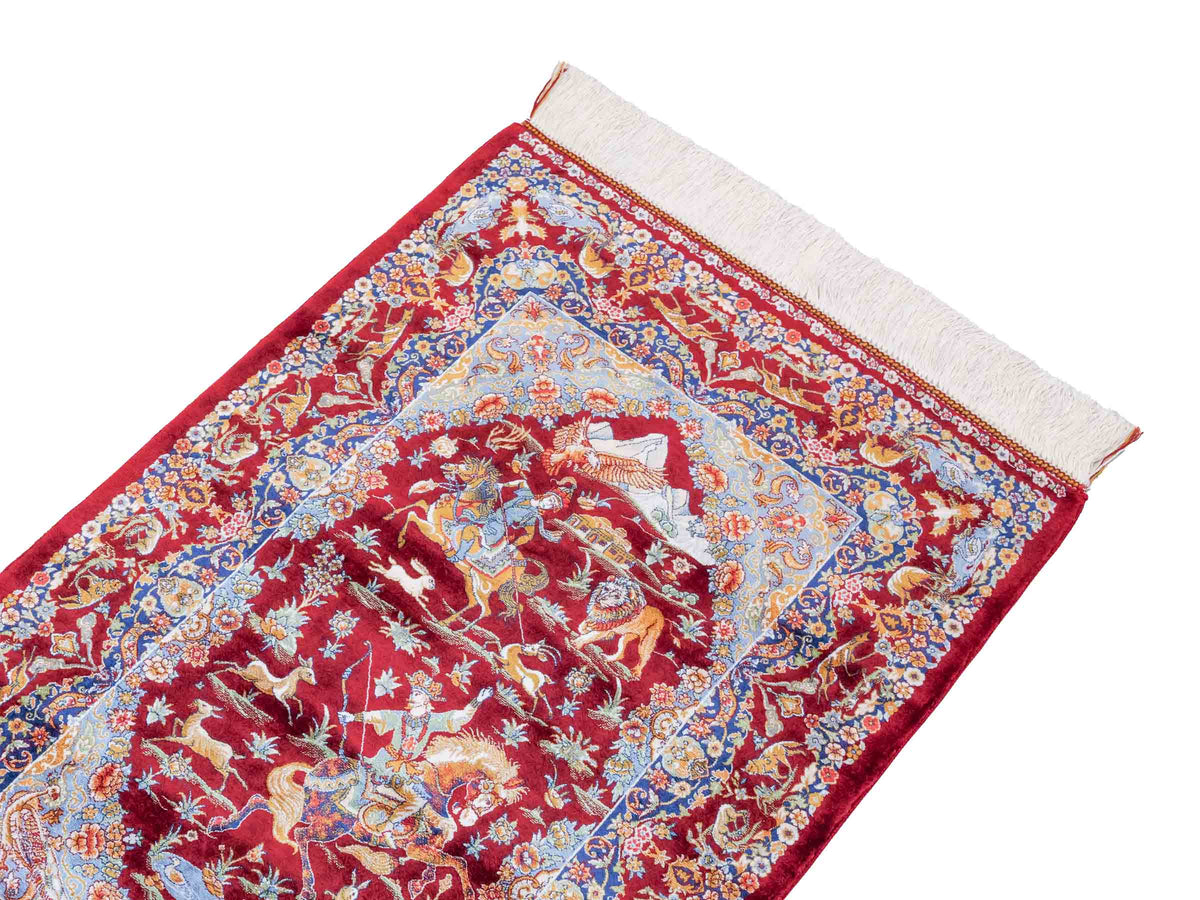 Ghom Maschinenteppich "Banu" 90 x 60 cm, mit Jagdmotiv, Rot, aus pflanzlicher Seide (Viskose), Hand-Finished. Teppichnummer: V13RD054H. Persian Luxury Collection by Khademi. Made in Iran / Persia – Vertrieb durch JUPITER Intl.