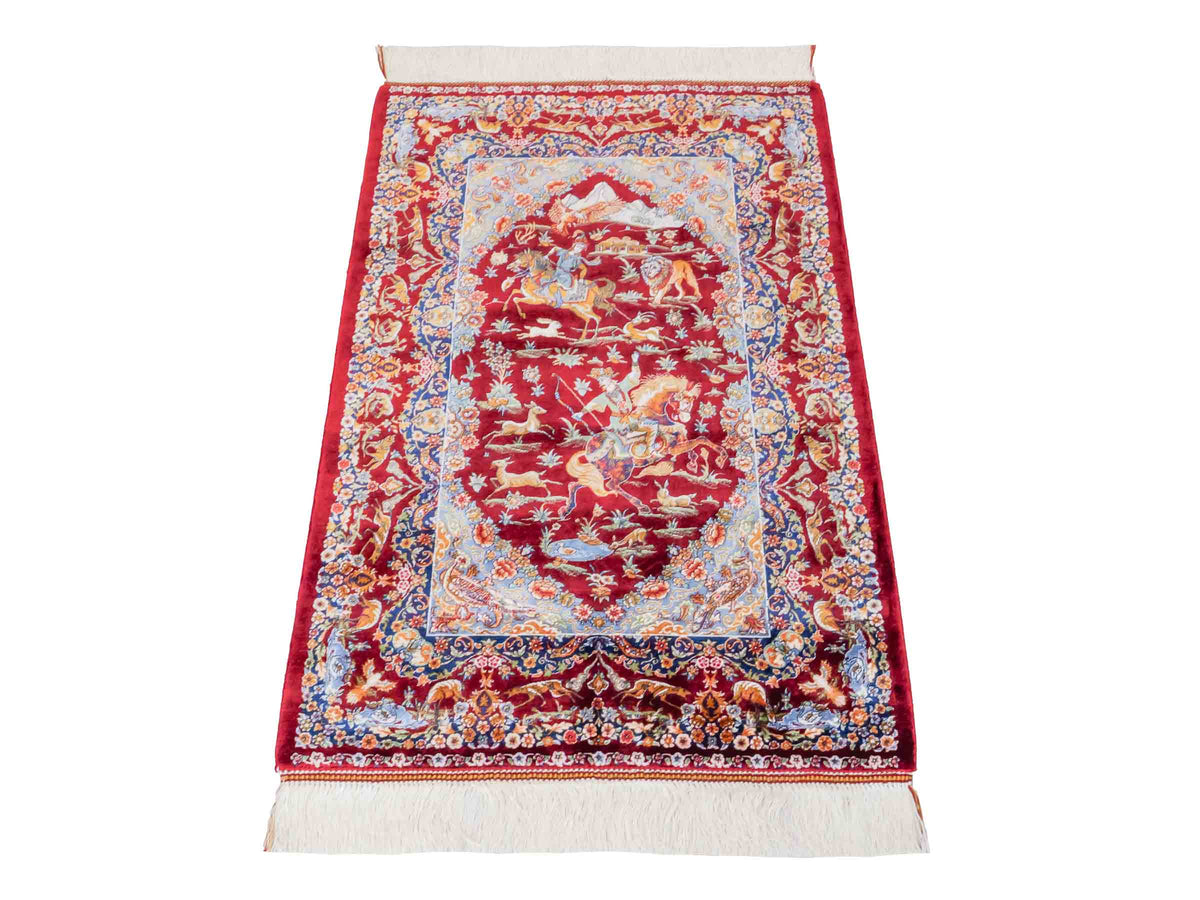 Ghom Maschinenteppich "Banu" 90 x 60 cm, mit Jagdmotiv, Rot, aus pflanzlicher Seide (Viskose), Hand-Finished. Teppichnummer: V13RD054H. Persian Luxury Collection by Khademi. Made in Iran / Persia – Vertrieb durch JUPITER Intl.