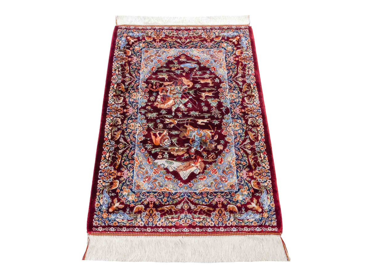 Ghom Maschinenteppich "Banu" 90 x 60 cm, mit Jagdmotiv, Rot, aus pflanzlicher Seide (Viskose), Hand-Finished. Teppichnummer: V13RD054H. Persian Luxury Collection by Khademi. Made in Iran / Persia – Vertrieb durch JUPITER Intl.