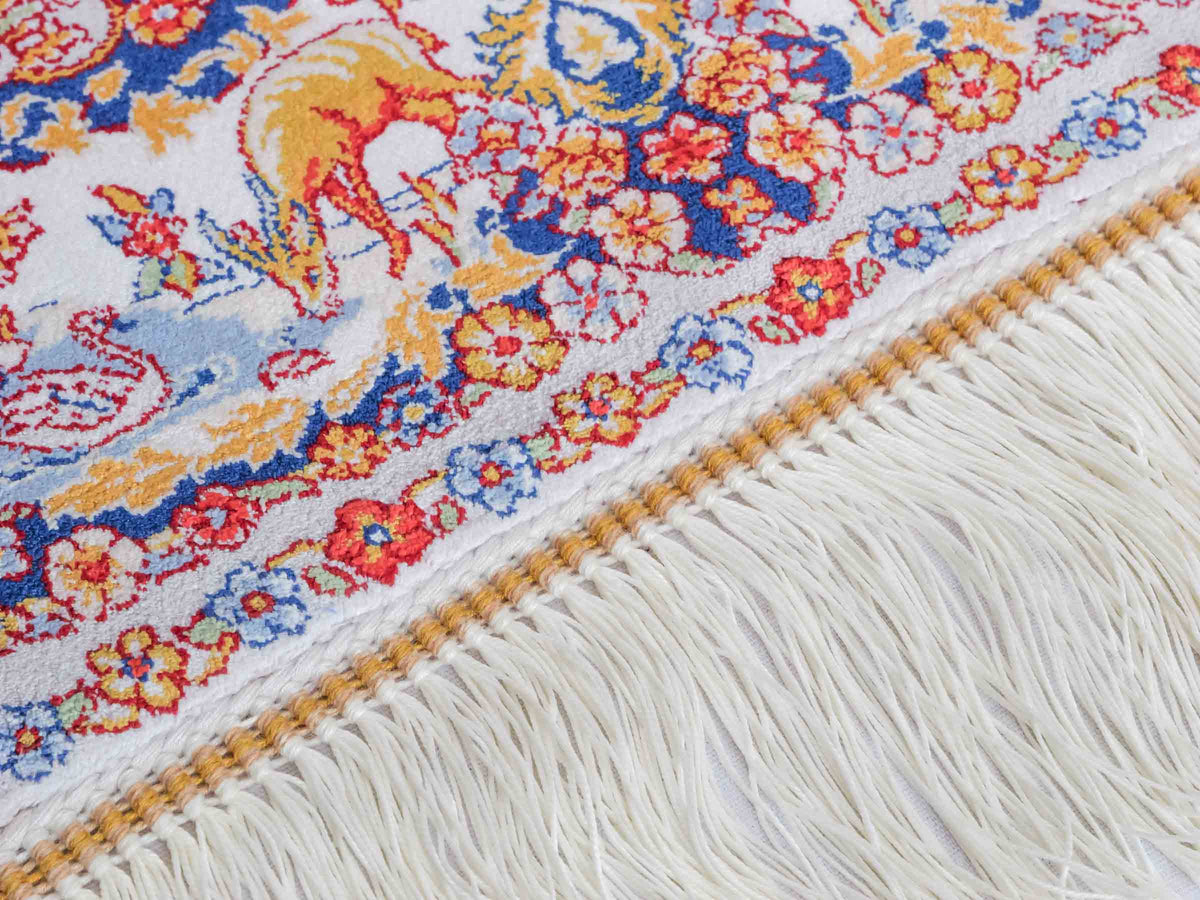 Ghom Maschinenteppich "Banu" 90 x 60 cm, mit Jagdmotiv, Silber-Grau, aus pflanzlicher Seide (Viskose), Hand-Finished. Teppichnummer: V13SV054H. Persian Luxury Collection by Khademi. Made in Iran / Persia – Vertrieb durch JUPITER Intl.