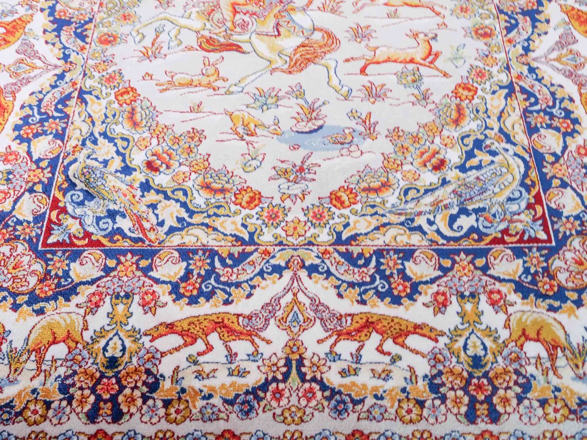 Ghom Maschinenteppich "Banu" 90 x 60 cm, mit Jagdmotiv, Silber-Grau, aus pflanzlicher Seide (Viskose), Hand-Finished. Teppichnummer: V13SV054H. Persian Luxury Collection by Khademi. Made in Iran / Persia – Vertrieb durch JUPITER Intl.