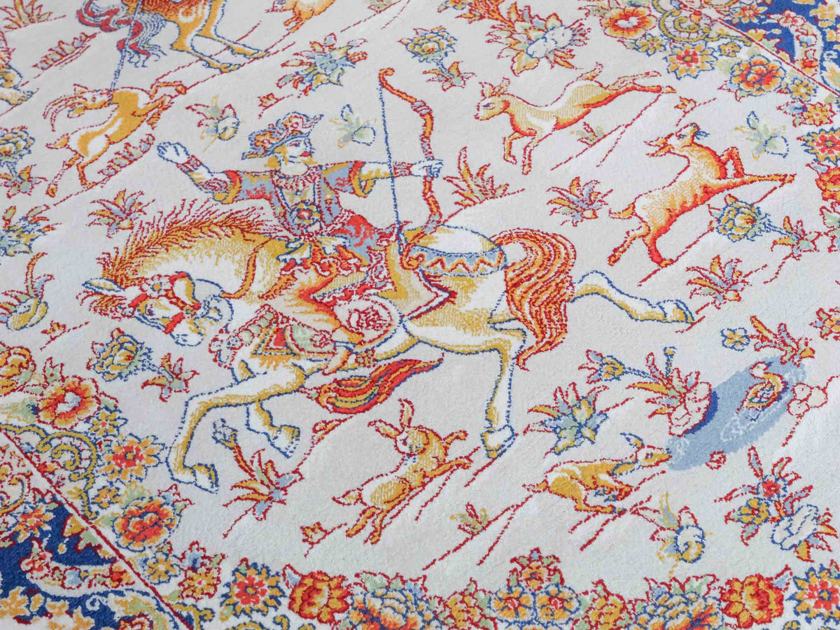 Ghom Maschinenteppich "Banu" 90 x 60 cm, mit Jagdmotiv, Silber-Grau, aus pflanzlicher Seide (Viskose), Hand-Finished. Teppichnummer: V13SV054H. Persian Luxury Collection by Khademi. Made in Iran / Persia – Vertrieb durch JUPITER Intl.