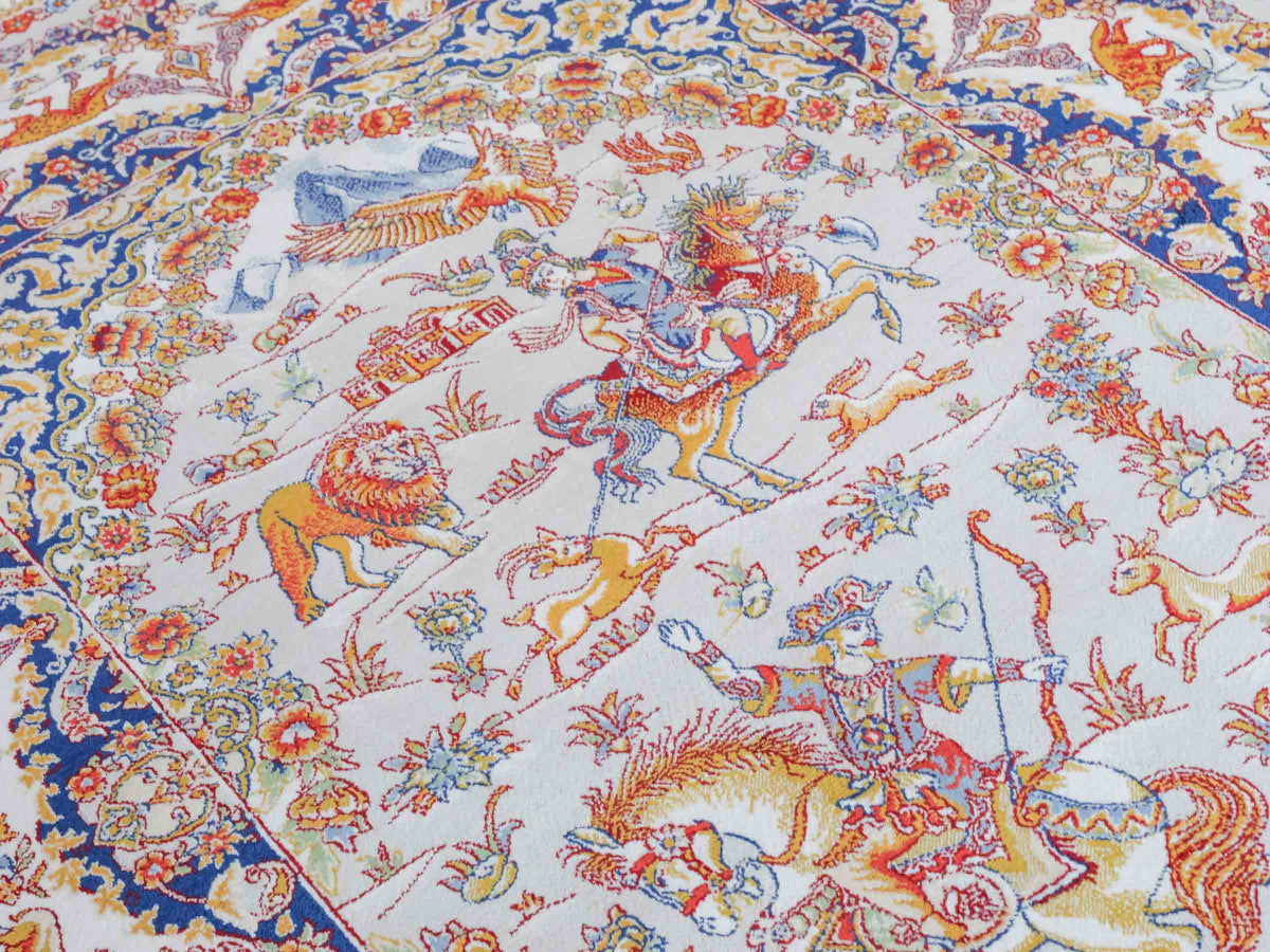 Ghom Maschinenteppich "Banu" 90 x 60 cm, mit Jagdmotiv, Silber-Grau, aus pflanzlicher Seide (Viskose), Hand-Finished. Teppichnummer: V13SV054H. Persian Luxury Collection by Khademi. Made in Iran / Persia – Vertrieb durch JUPITER Intl.