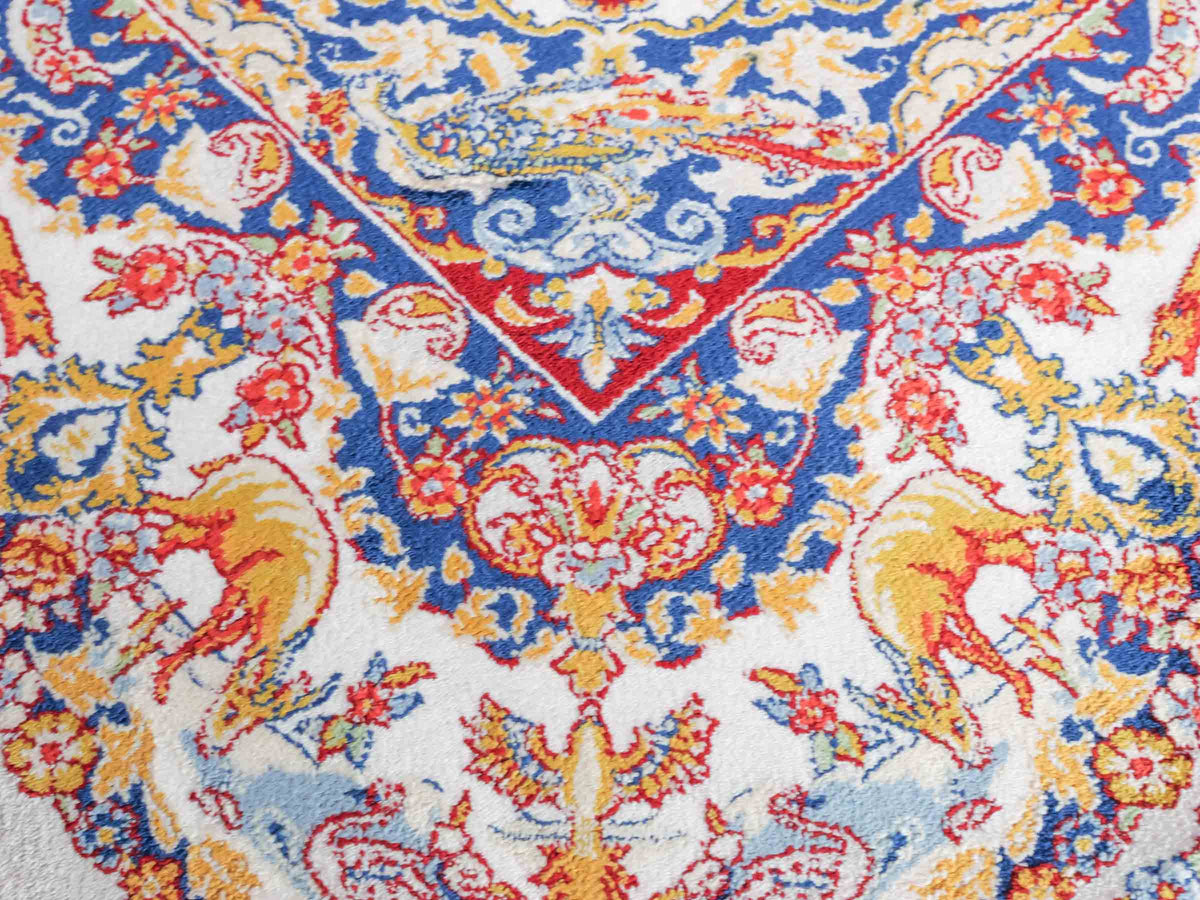 Ghom Maschinenteppich "Banu" 90 x 60 cm, mit Jagdmotiv, Silber-Grau, aus pflanzlicher Seide (Viskose), Hand-Finished. Teppichnummer: V13SV054H. Persian Luxury Collection by Khademi. Made in Iran / Persia – Vertrieb durch JUPITER Intl.