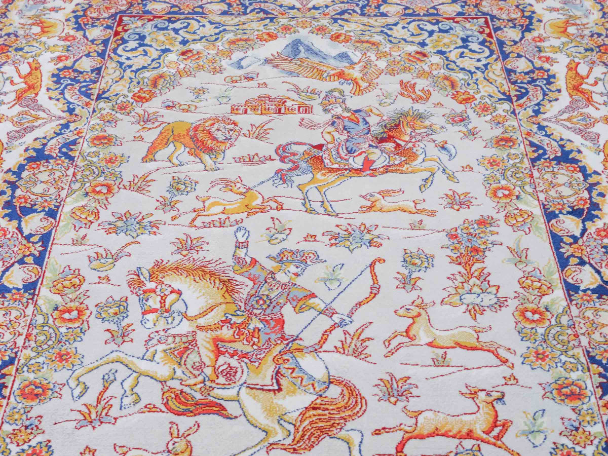 Ghom Maschinenteppich "Banu" 90 x 60 cm, mit Jagdmotiv, Silber-Grau, aus pflanzlicher Seide (Viskose), Hand-Finished. Teppichnummer: V13SV054H. Persian Luxury Collection by Khademi. Made in Iran / Persia – Vertrieb durch JUPITER Intl.