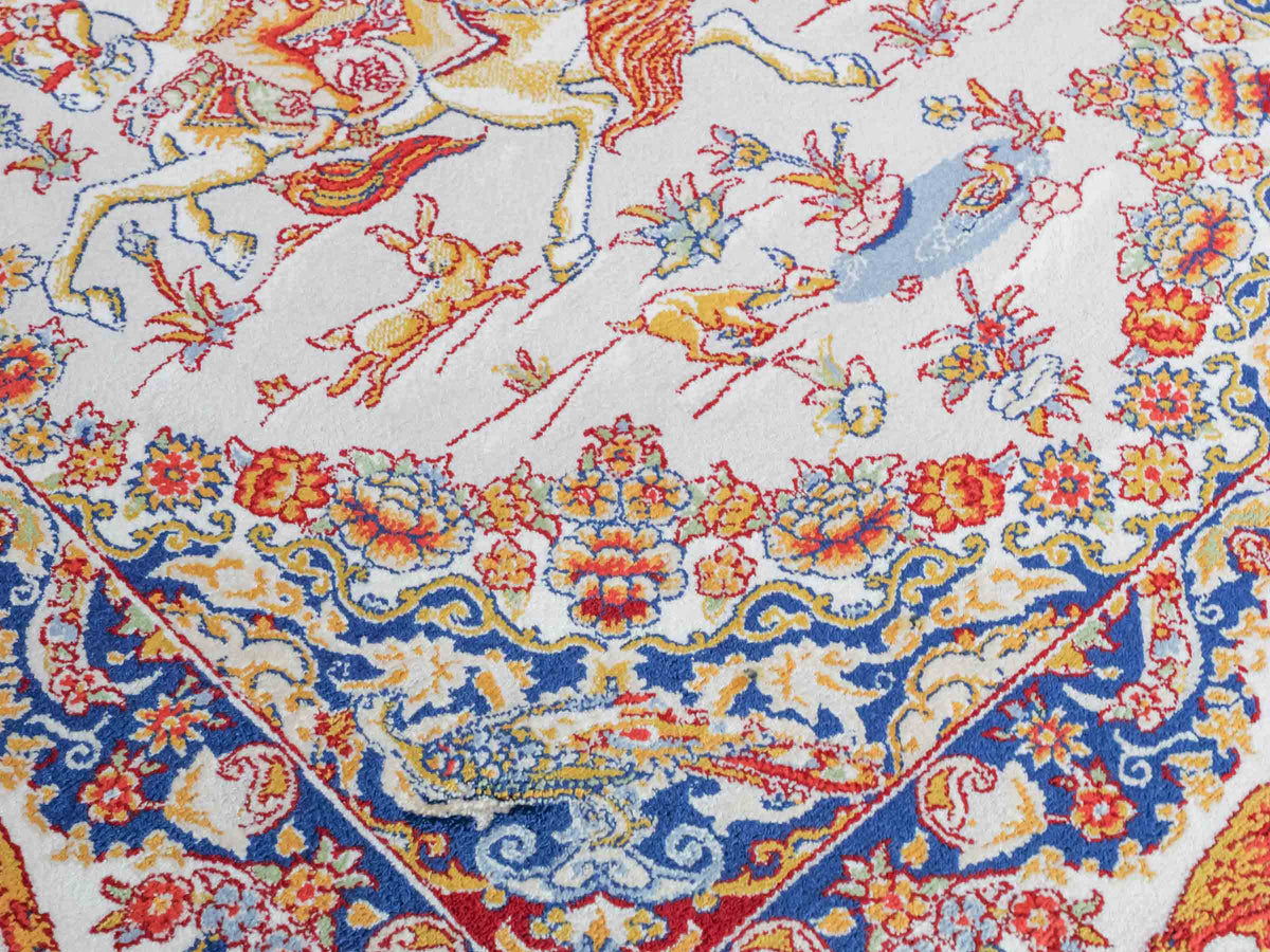 Ghom Maschinenteppich "Banu" 90 x 60 cm, mit Jagdmotiv, Silber-Grau, aus pflanzlicher Seide (Viskose), Hand-Finished. Teppichnummer: V13SV054H. Persian Luxury Collection by Khademi. Made in Iran / Persia – Vertrieb durch JUPITER Intl.