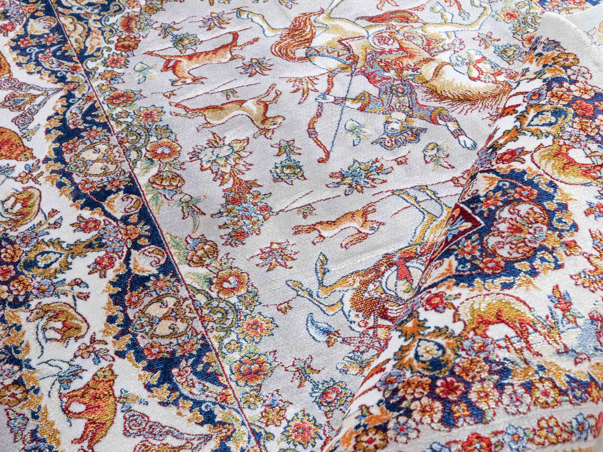 Ghom Maschinenteppich "Banu" 90 x 60 cm, mit Jagdmotiv, Silber-Grau, aus pflanzlicher Seide (Viskose), Hand-Finished. Teppichnummer: V13SV054H. Persian Luxury Collection by Khademi. Made in Iran / Persia – Vertrieb durch JUPITER Intl.