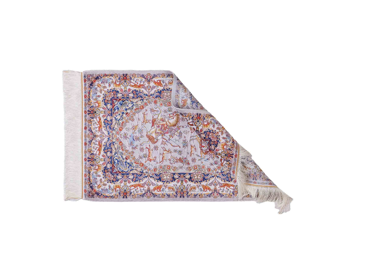Ghom Maschinenteppich "Banu" 90 x 60 cm, mit Jagdmotiv, Silber-Grau, aus pflanzlicher Seide (Viskose), Hand-Finished. Teppichnummer: V13SV054H. Persian Luxury Collection by Khademi. Made in Iran / Persia – Vertrieb durch JUPITER Intl.