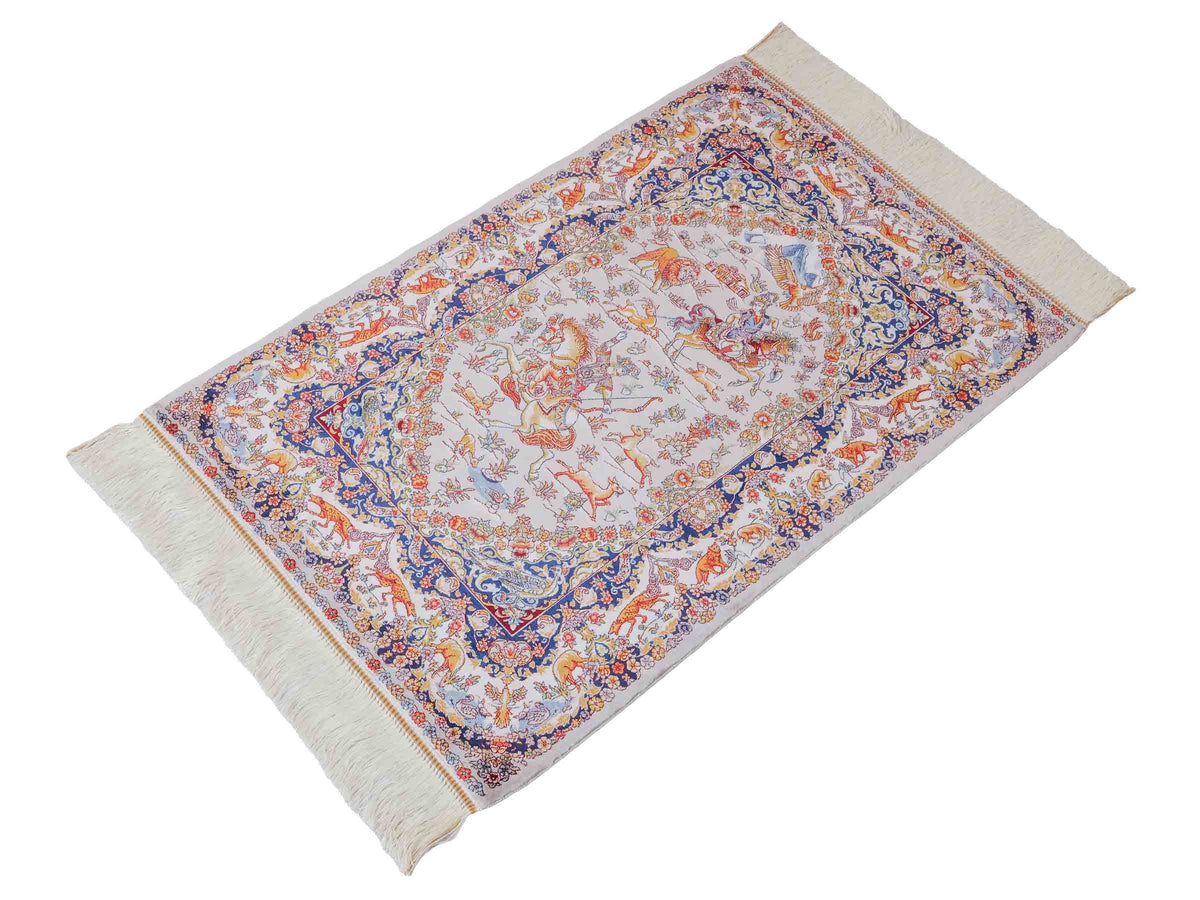 Ghom Maschinenteppich "Banu" 90 x 60 cm, mit Jagdmotiv, Silber-Grau, aus pflanzlicher Seide (Viskose), Hand-Finished. Teppichnummer: V13SV054H. Persian Luxury Collection by Khademi. Made in Iran / Persia – Vertrieb durch JUPITER Intl.