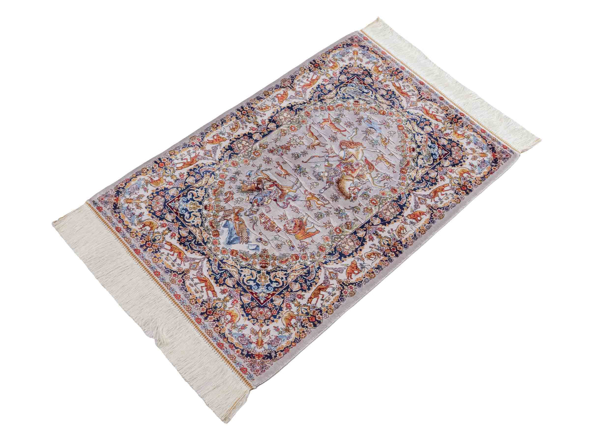 Ghom Maschinenteppich "Banu" 90 x 60 cm, mit Jagdmotiv, Silber-Grau, aus pflanzlicher Seide (Viskose), Hand-Finished. Teppichnummer: V13SV054H. Persian Luxury Collection by Khademi. Made in Iran / Persia – Vertrieb durch JUPITER Intl.