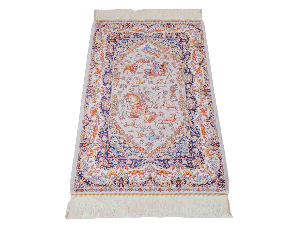 Ghom Maschinenteppich "Banu" 90 x 60 cm, mit Jagdmotiv, Silber-Grau, aus pflanzlicher Seide (Viskose), Hand-Finished. Teppichnummer: V13SV054H. Persian Luxury Collection by Khademi. Made in Iran / Persia – Vertrieb durch JUPITER Intl.