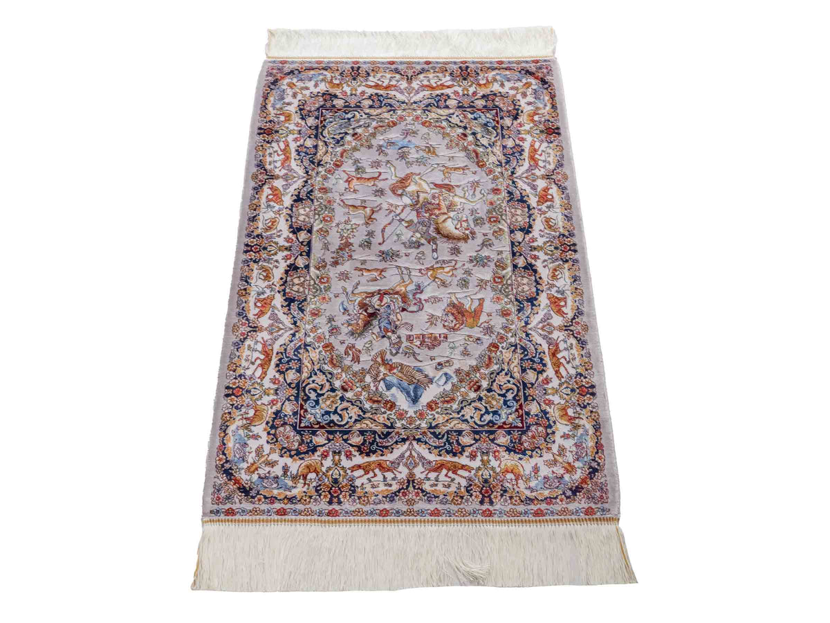 Ghom Maschinenteppich "Banu" 90 x 60 cm, mit Jagdmotiv, Silber-Grau, aus pflanzlicher Seide (Viskose), Hand-Finished. Teppichnummer: V13SV054H. Persian Luxury Collection by Khademi. Made in Iran / Persia – Vertrieb durch JUPITER Intl.