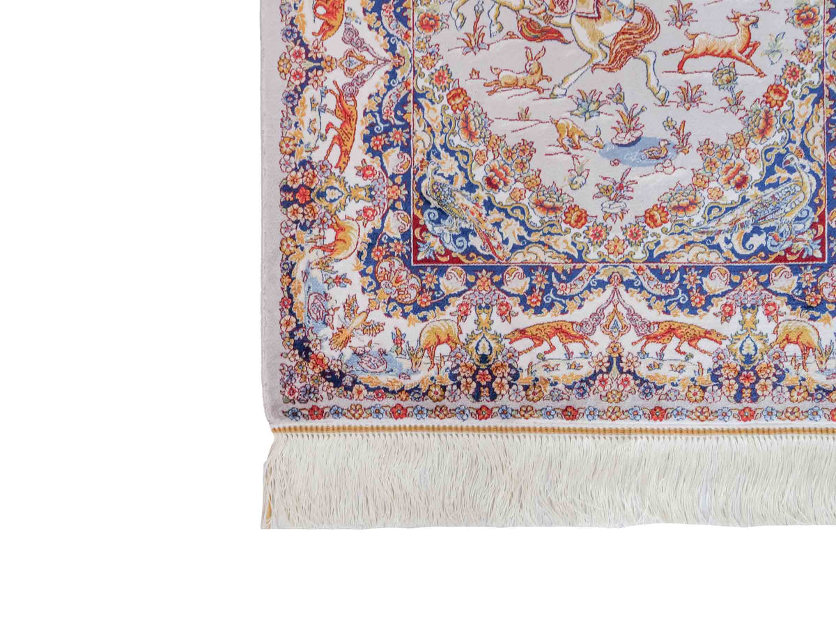 Ghom Maschinenteppich "Banu" 90 x 60 cm, mit Jagdmotiv, Silber-Grau, aus pflanzlicher Seide (Viskose), Hand-Finished. Teppichnummer: V13SV054H. Persian Luxury Collection by Khademi. Made in Iran / Persia – Vertrieb durch JUPITER Intl.