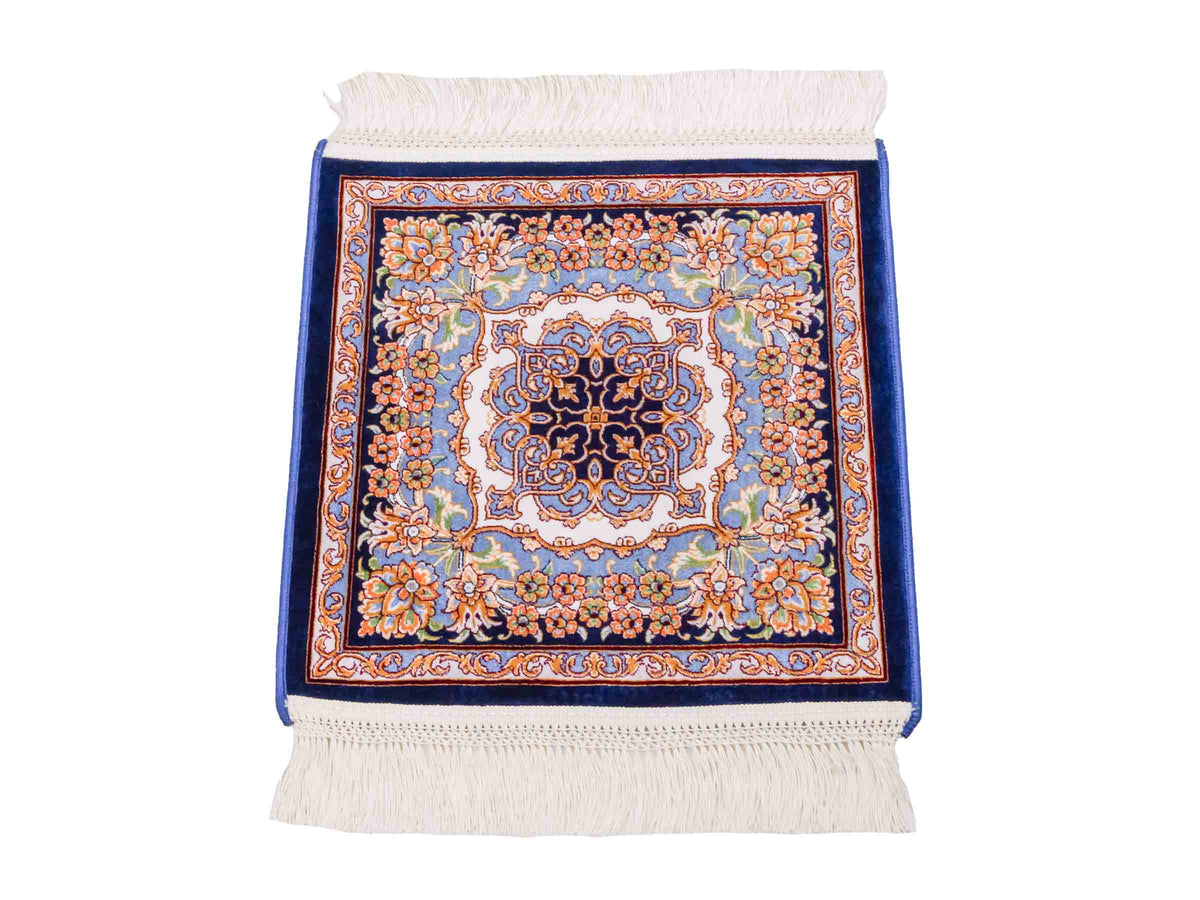 Ghom Maschinenteppich "Behzad" 40 x 40 cm, quadratisch, aus pflanzlicher Seide (Viskose) mit Medaillon, Marineblau. Teppichnummer: V15NY016M. Persian Luxury Collection by Khademi. Made in Iran / Persia – Vertrieb durch JUPITER Intl.