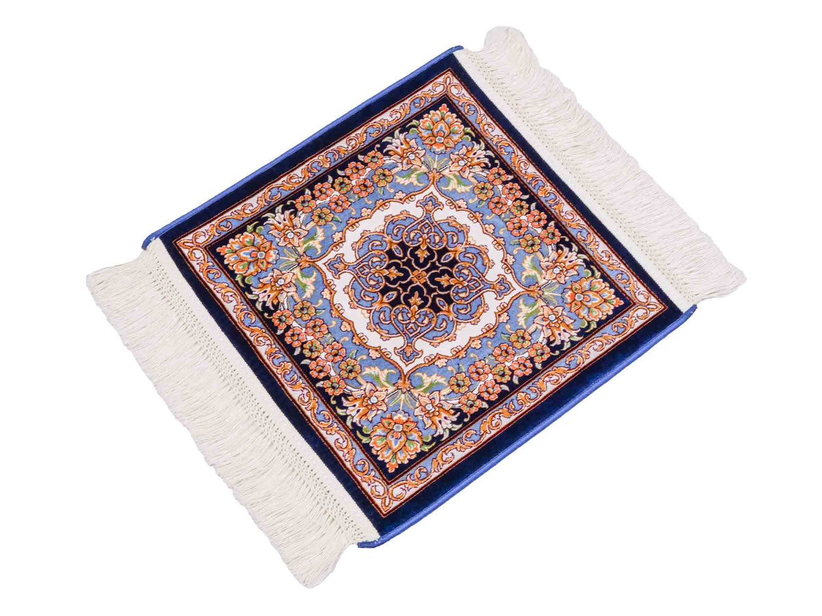 Ghom Maschinenteppich "Behzad" 40 x 40 cm, quadratisch, aus pflanzlicher Seide (Viskose) mit Medaillon, Marineblau. Teppichnummer: V15NY016M. Persian Luxury Collection by Khademi. Made in Iran / Persia – Vertrieb durch JUPITER Intl.
