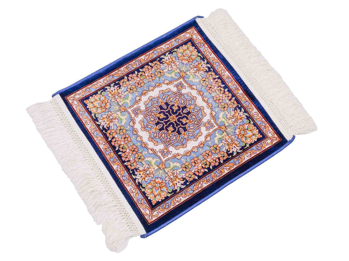 Ghom Maschinenteppich "Behzad" 40 x 40 cm, quadratisch, aus pflanzlicher Seide (Viskose) mit Medaillon, Marineblau. Teppichnummer: V15NY016M. Persian Luxury Collection by Khademi. Made in Iran / Persia – Vertrieb durch JUPITER Intl.
