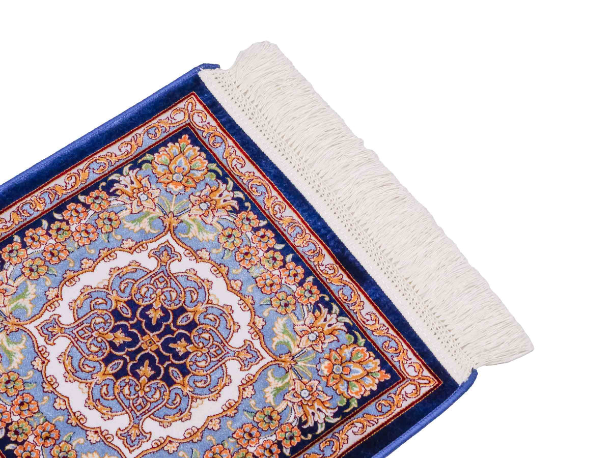 Ghom Maschinenteppich "Behzad" 40 x 40 cm, quadratisch, aus pflanzlicher Seide (Viskose) mit Medaillon, Marineblau. Teppichnummer: V15NY016M. Persian Luxury Collection by Khademi. Made in Iran / Persia – Vertrieb durch JUPITER Intl.