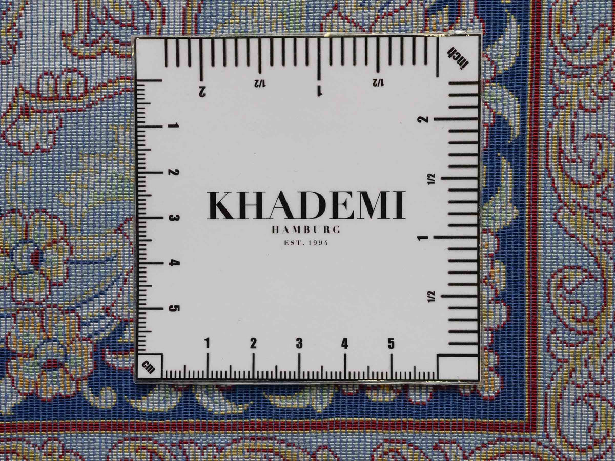 Ghom Maschinenteppich "Behzad" 40 x 40 cm, quadratisch, aus pflanzlicher Seide (Viskose) mit Medaillon, Marineblau. Teppichnummer: V15NY016M. Persian Luxury Collection by Khademi. Made in Iran / Persia – Vertrieb durch JUPITER Intl.