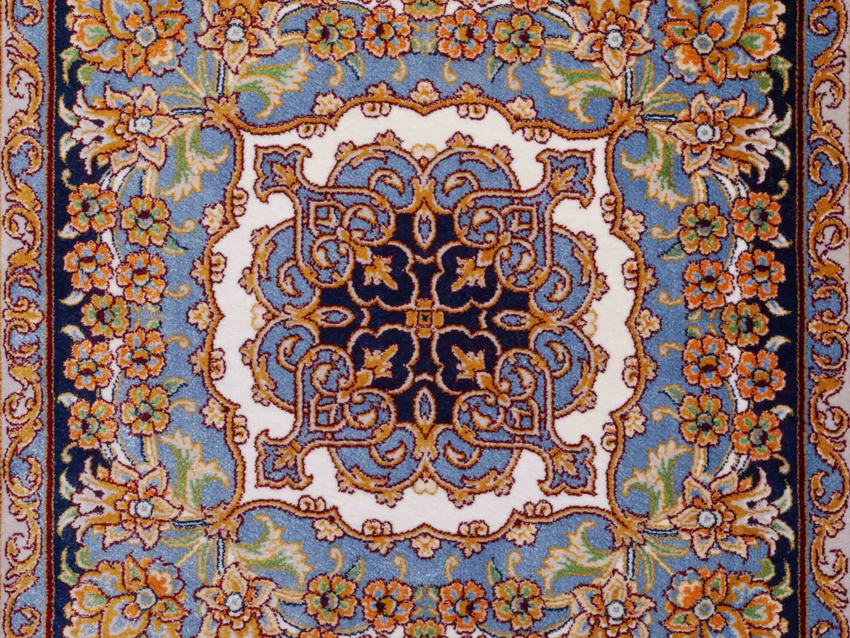 Ghom Maschinenteppich "Behzad" 40 x 40 cm, quadratisch, aus pflanzlicher Seide (Viskose) mit Medaillon, Marineblau. Teppichnummer: V15NY016M. Persian Luxury Collection by Khademi. Made in Iran / Persia – Vertrieb durch JUPITER Intl.