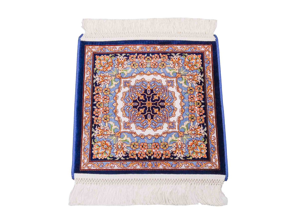Ghom Maschinenteppich "Behzad" 40 x 40 cm, quadratisch, aus pflanzlicher Seide (Viskose) mit Medaillon, Marineblau. Teppichnummer: V15NY016M. Persian Luxury Collection by Khademi. Made in Iran / Persia – Vertrieb durch JUPITER Intl.
