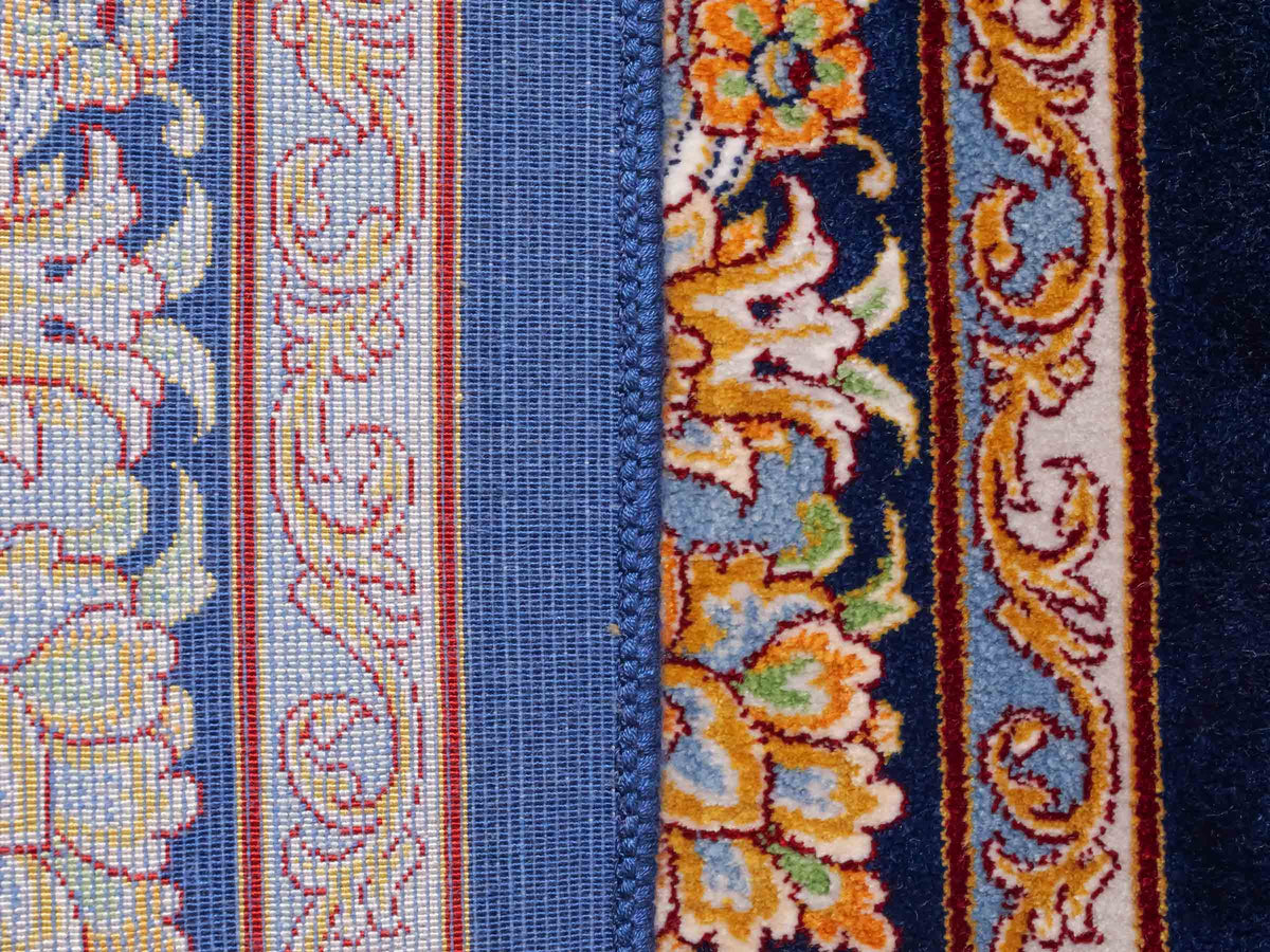 Ghom Maschinenteppich "Behzad" 40 x 40 cm, quadratisch, aus pflanzlicher Seide (Viskose) mit Medaillon, Marineblau. Teppichnummer: V15NY016M. Persian Luxury Collection by Khademi. Made in Iran / Persia – Vertrieb durch JUPITER Intl.
