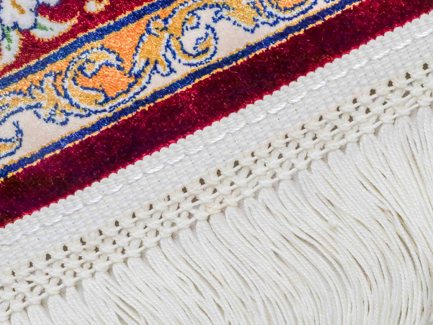 Ghom Maschinenteppich "Behzad" 40 x 40 cm aus pflanzlicher Seide (Viskose) mit Medaillon, Rot. Teppichnummer: V15RD016M. Persian Luxury Collection by Khademi. Made in Iran / Persia – Vertrieb durch JUPITER Intl.